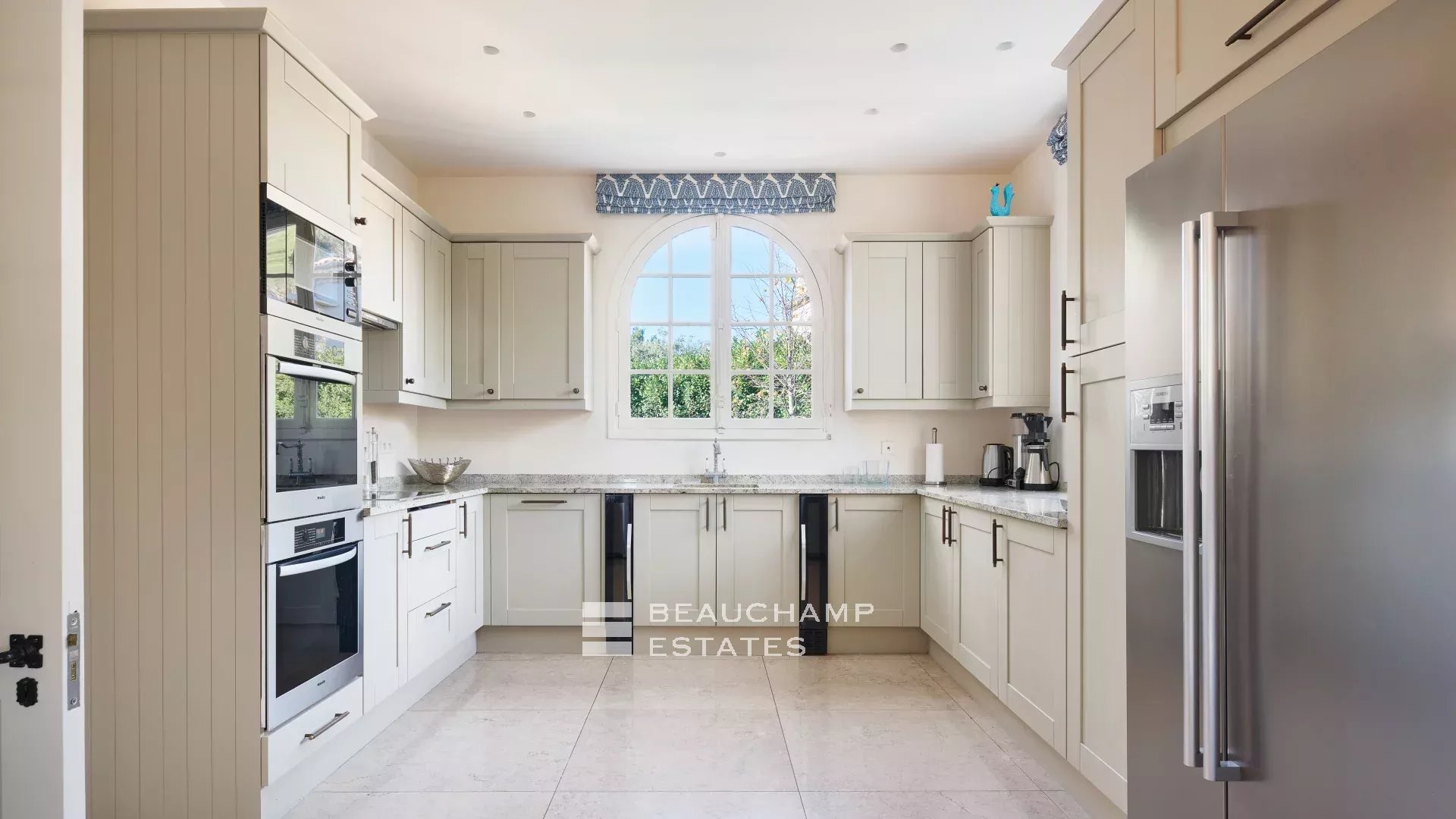 Charmante villa idéalement située au cœur du Cap d’Antibes, à pied des plages Charming villa ideally located in the heart of Cap d’Antibes, within walking distance of the beaches