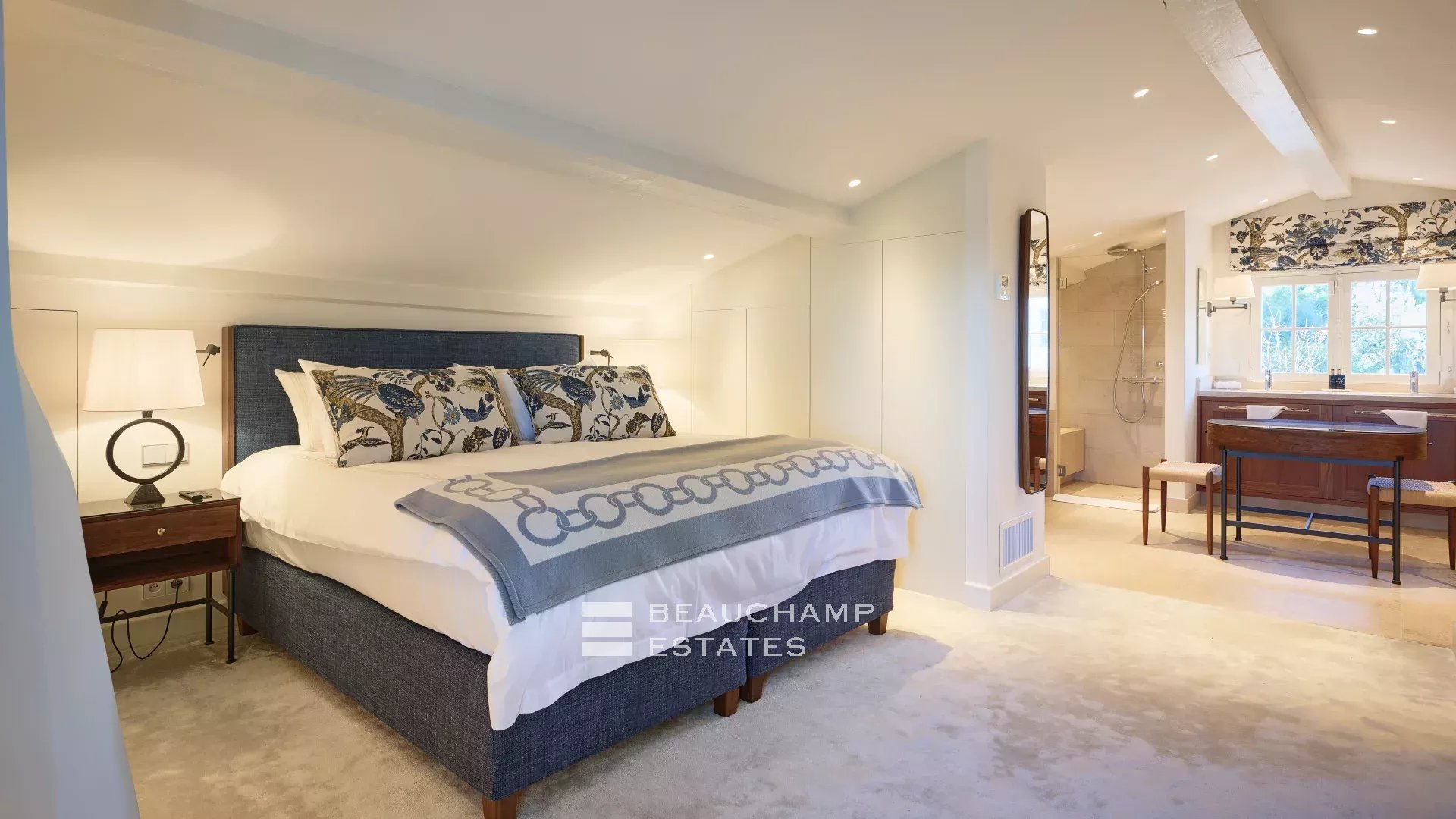 Charmante villa idéalement située au cœur du Cap d’Antibes, à pied des plages Charming villa ideally located in the heart of Cap d’Antibes, within walking distance of the beaches