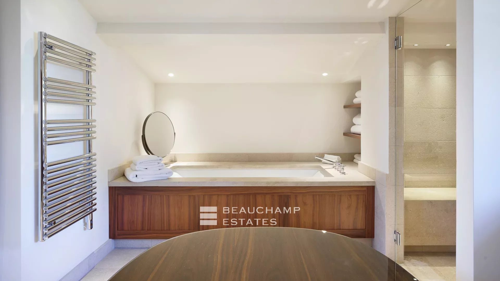 Charmante villa idéalement située au cœur du Cap d’Antibes, à pied des plages Charming villa ideally located in the heart of Cap d’Antibes, within walking distance of the beaches