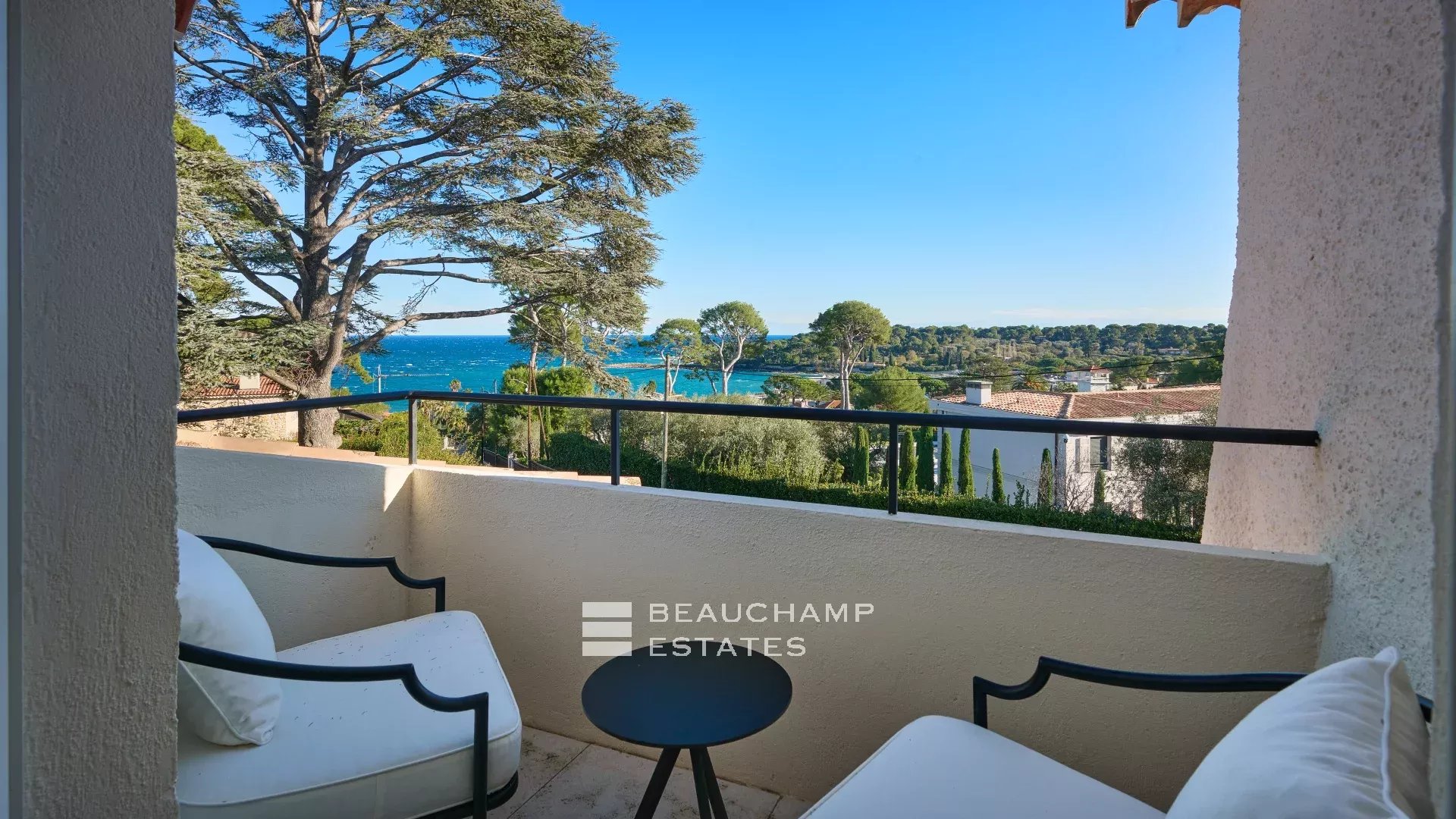 Charmante villa idéalement située au cœur du Cap d’Antibes, à pied des plages Charming villa ideally located in the heart of Cap d’Antibes, within walking distance of the beaches