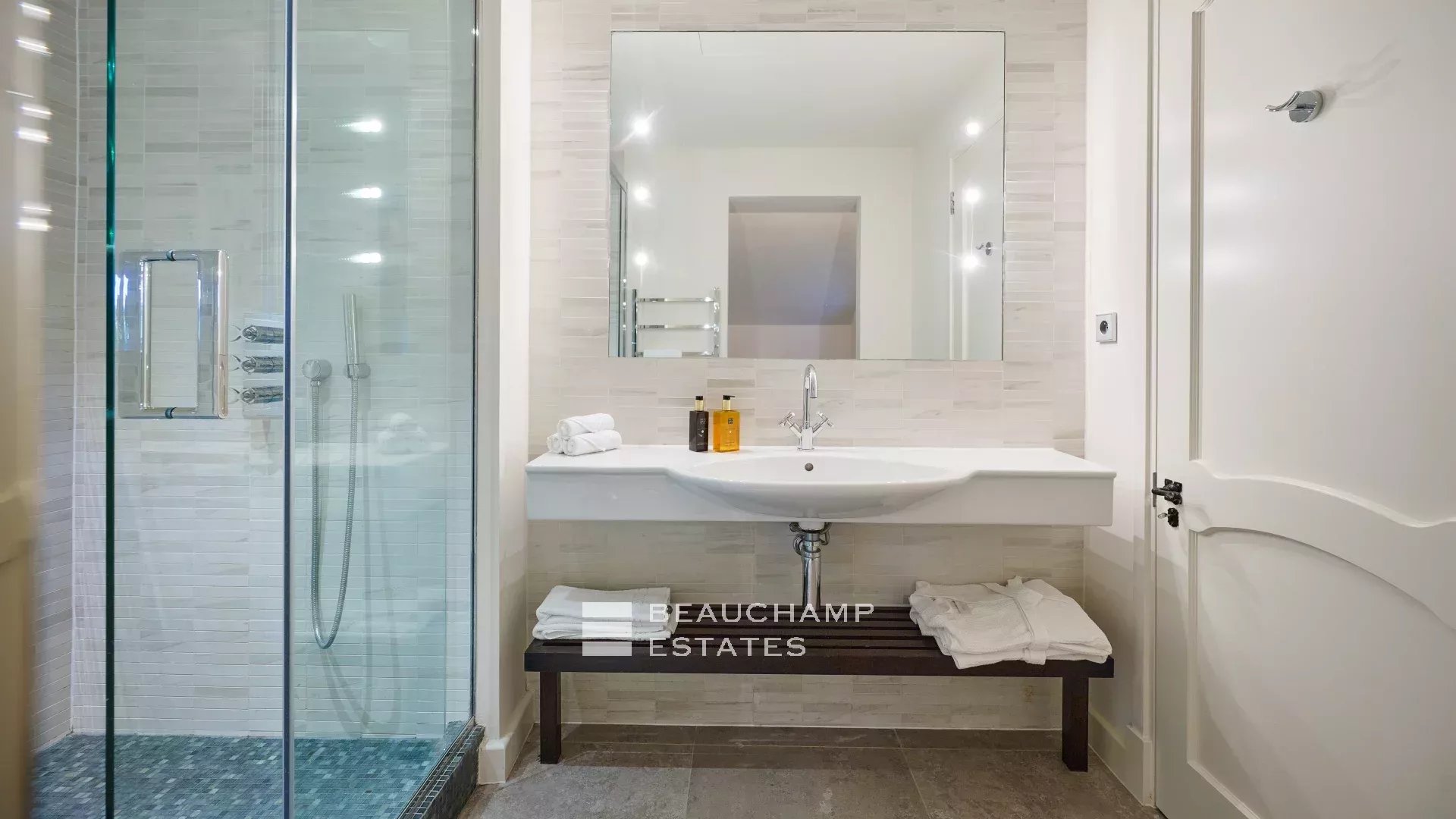 Charmante villa idéalement située au cœur du Cap d’Antibes, à pied des plages Charming villa ideally located in the heart of Cap d’Antibes, within walking distance of the beaches