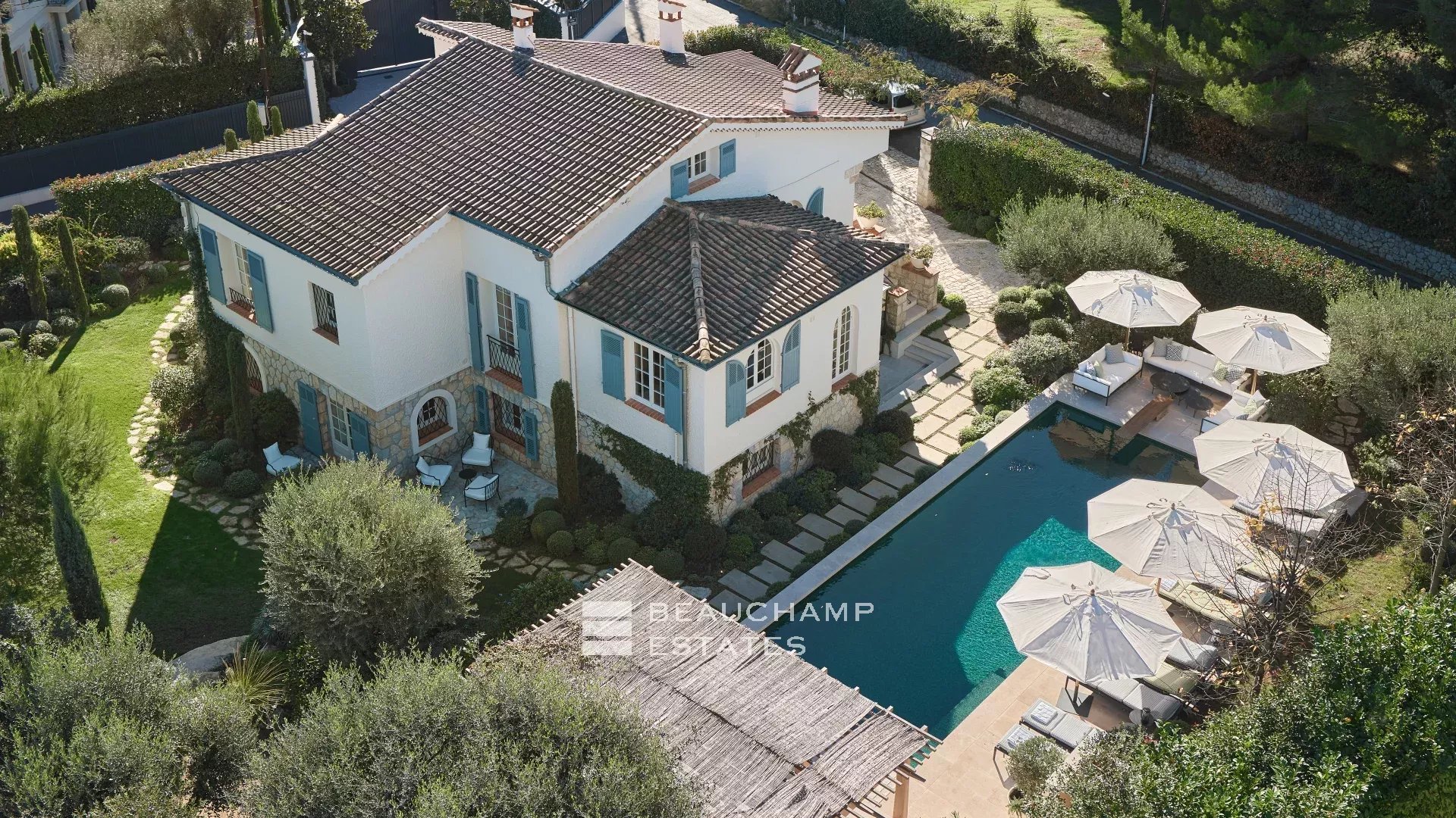 Charmante villa idéalement située au cœur du Cap d’Antibes, à pied des plages Charming villa ideally located in the heart of Cap d’Antibes, within walking distance of the beaches