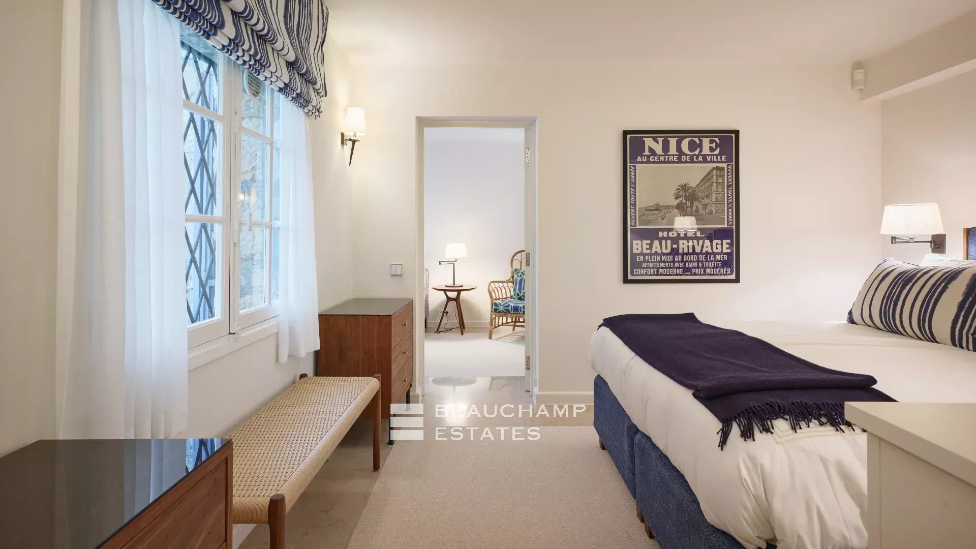 Charmante villa idéalement située au cœur du Cap d’Antibes, à pied des plages Charming villa ideally located in the heart of Cap d’Antibes, within walking distance of the beaches