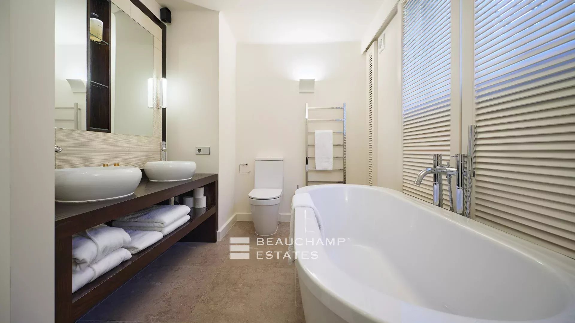 Charmante villa idéalement située au cœur du Cap d’Antibes, à pied des plages Charming villa ideally located in the heart of Cap d’Antibes, within walking distance of the beaches