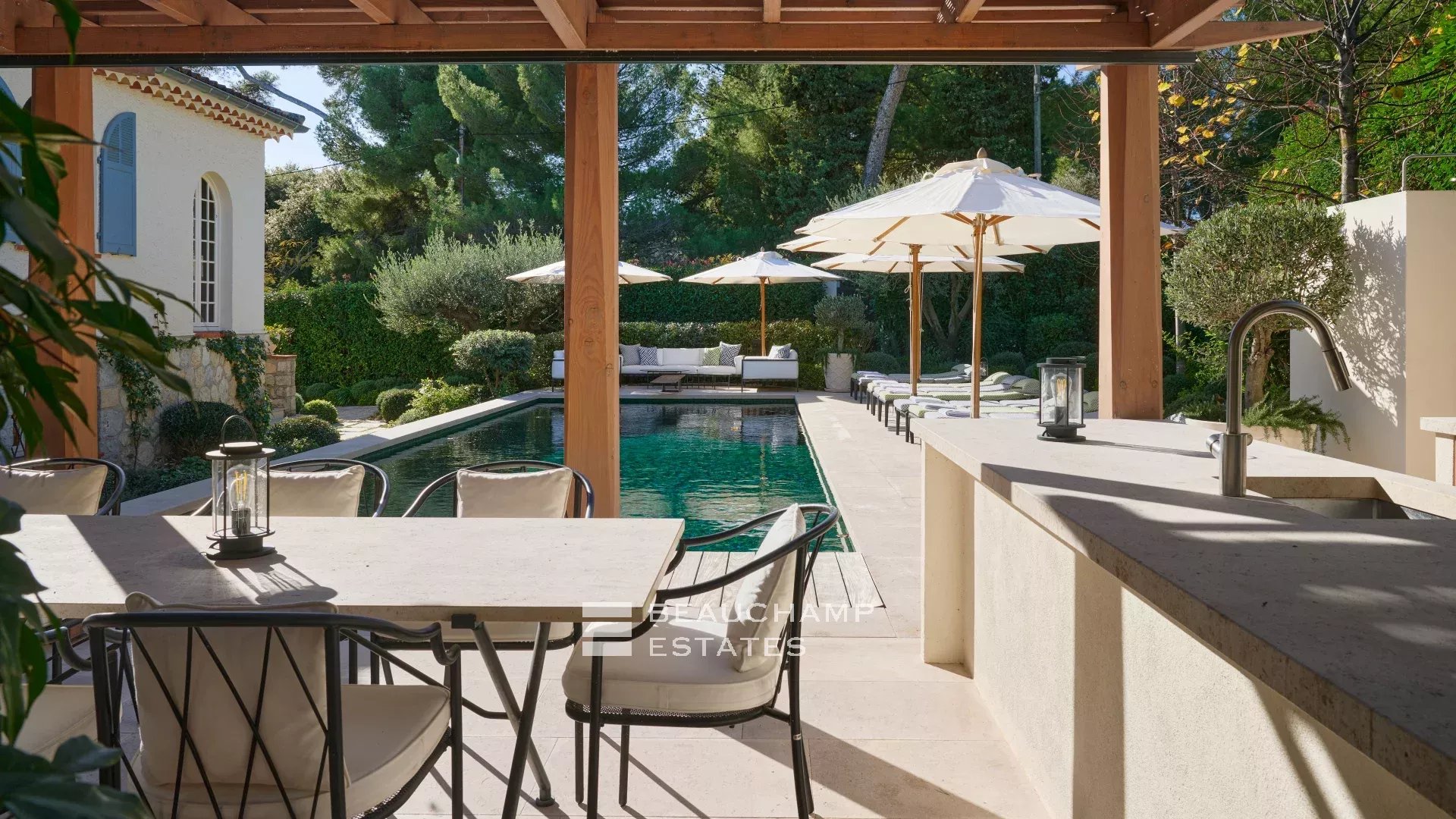 Charmante villa idéalement située au cœur du Cap d’Antibes, à pied des plages Charming villa ideally located in the heart of Cap d’Antibes, within walking distance of the beaches