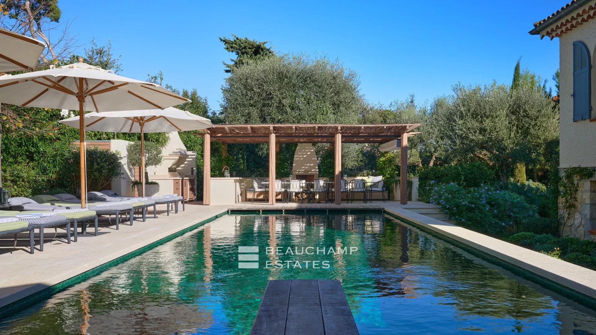 Charmante villa idéalement située au cœur du Cap d’Antibes, à pied des plages Charming villa ideally located in the heart of Cap d’Antibes, within walking distance of the beaches