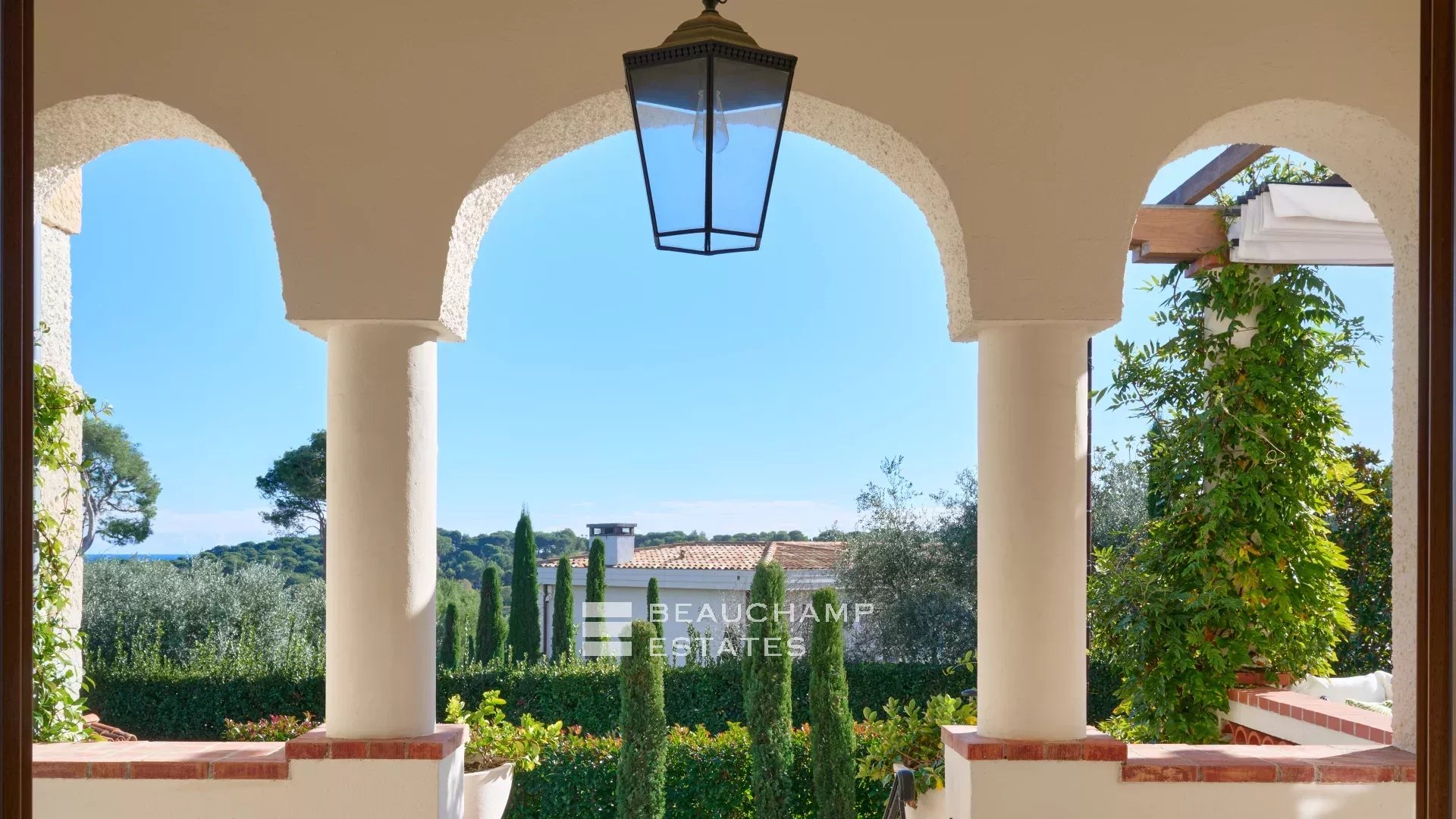 Charmante villa idéalement située au cœur du Cap d’Antibes, à pied des plages Charming villa ideally located in the heart of Cap d’Antibes, within walking distance of the beaches