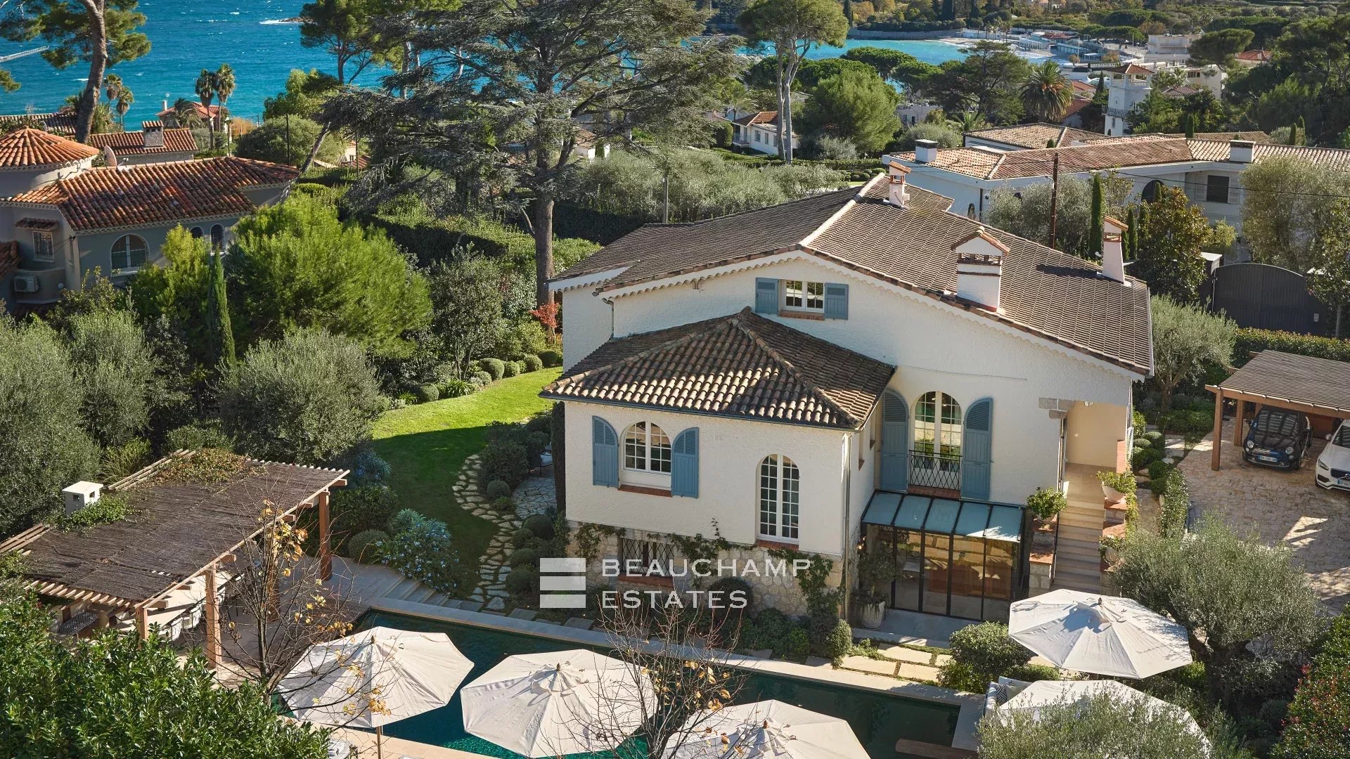 Charmante villa idéalement située au cœur du Cap d’Antibes, à pied des plages Charming villa ideally located in the heart of Cap d’Antibes, within walking distance of the beaches