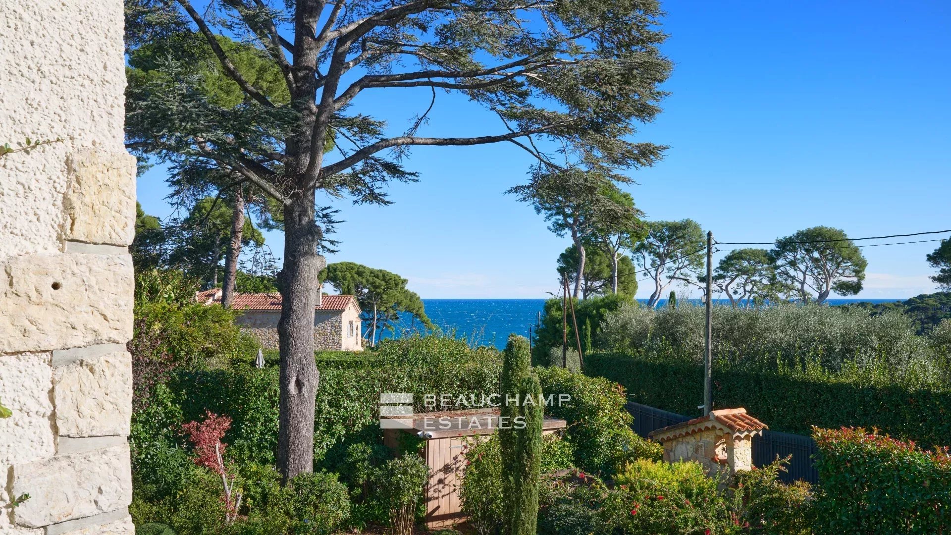 Charmante villa idéalement située au cœur du Cap d’Antibes, à pied des plages Charming villa ideally located in the heart of Cap d’Antibes, within walking distance of the beaches