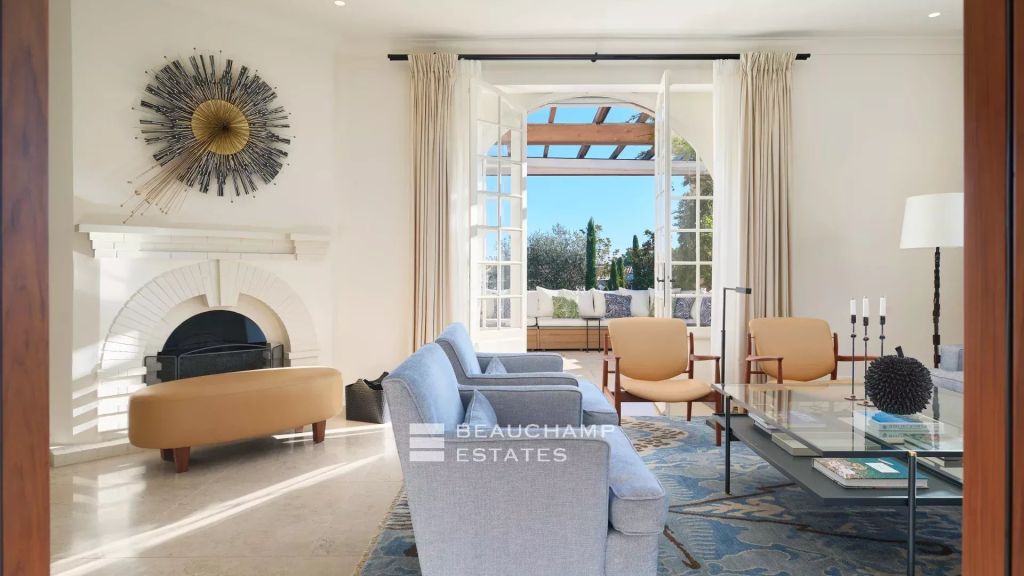 Charming villa ideally located in the heart of Cap d’Antibes, within walking distance of the beaches