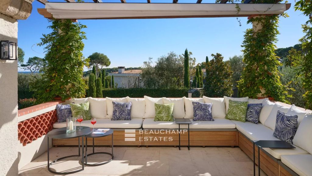 Charming villa ideally located in the heart of Cap d’Antibes, within walking distance of the beaches
