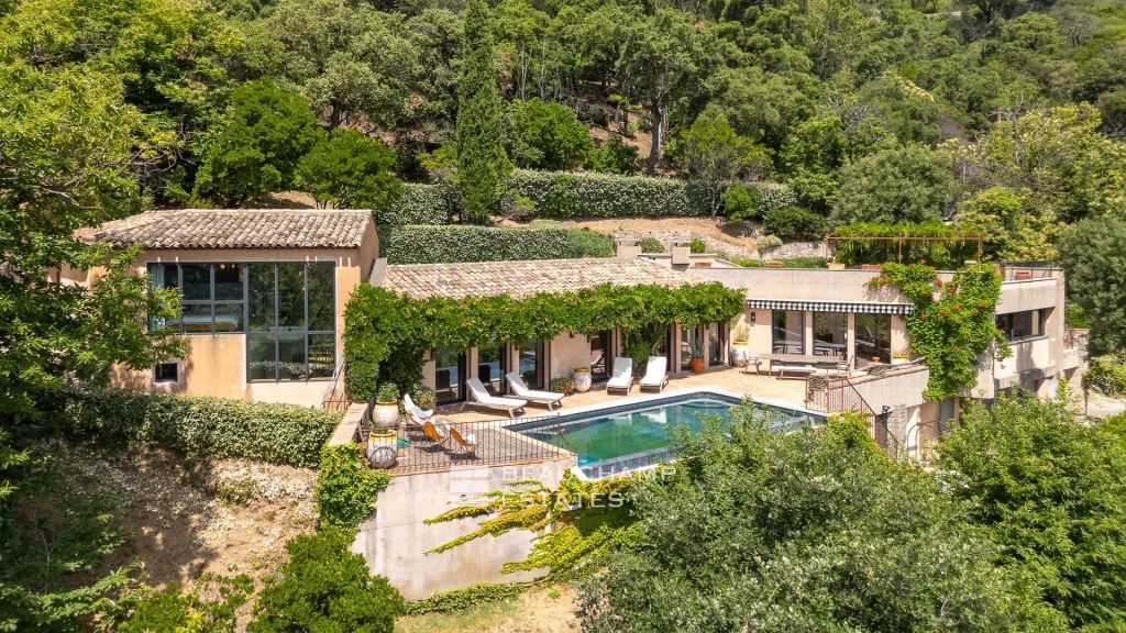 Charming villa with swimming pool and view