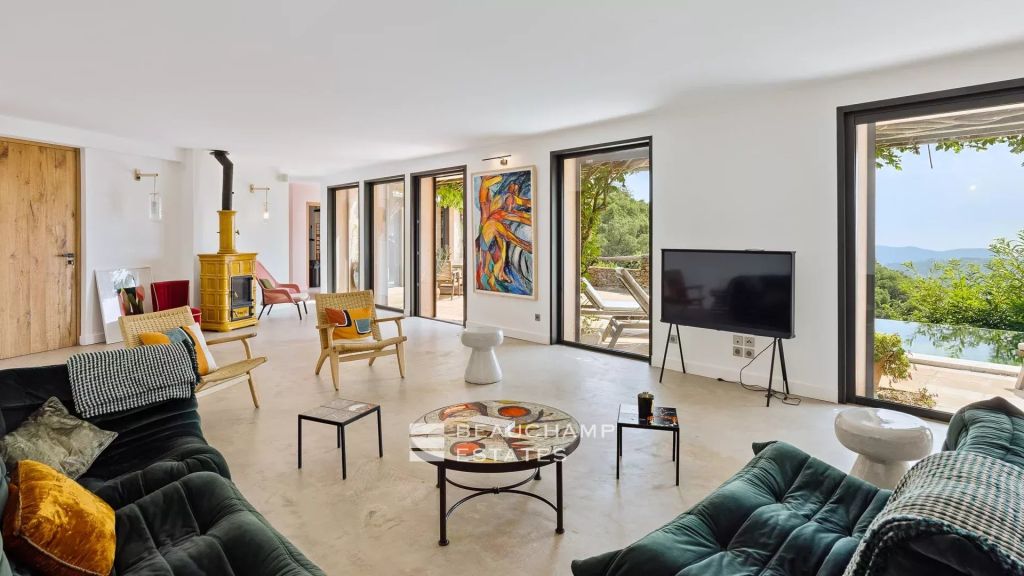 Charming villa with swimming pool and view