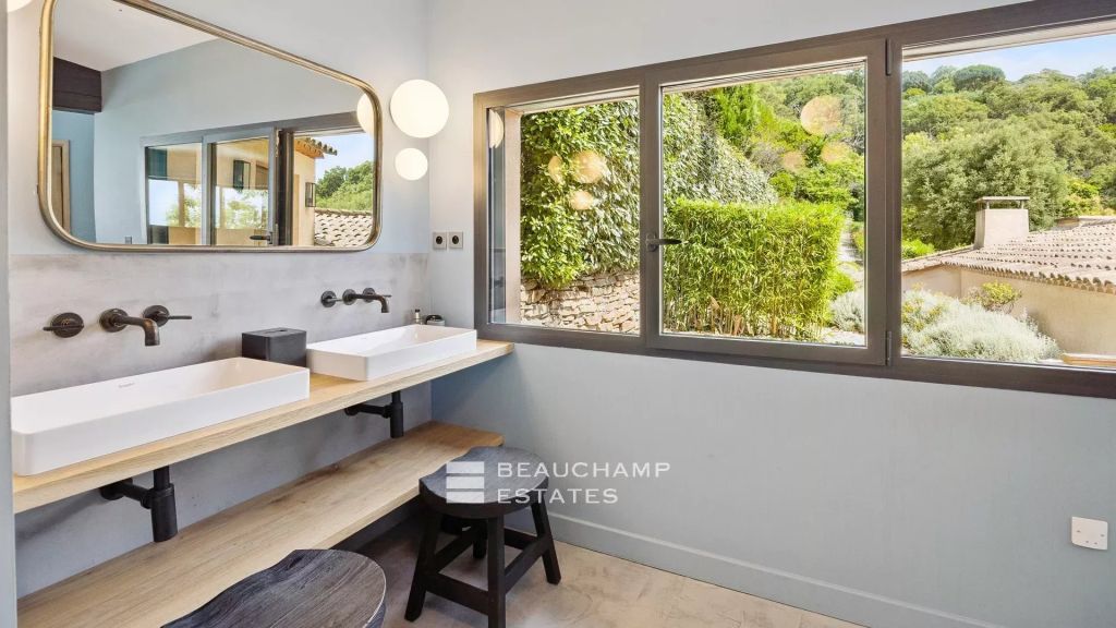 Charming villa with swimming pool and view