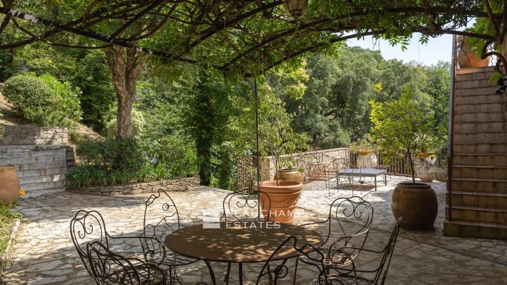 Charming villa with swimming pool and view