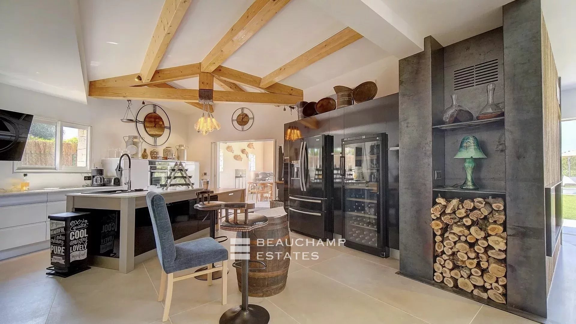 Villa contemporaine de 4 chambres nichée sur les collines de Saint-Paul-de-Vence Contemporary 4-bedroom villa nestled in the hills of Saint-Paul-de-Vence