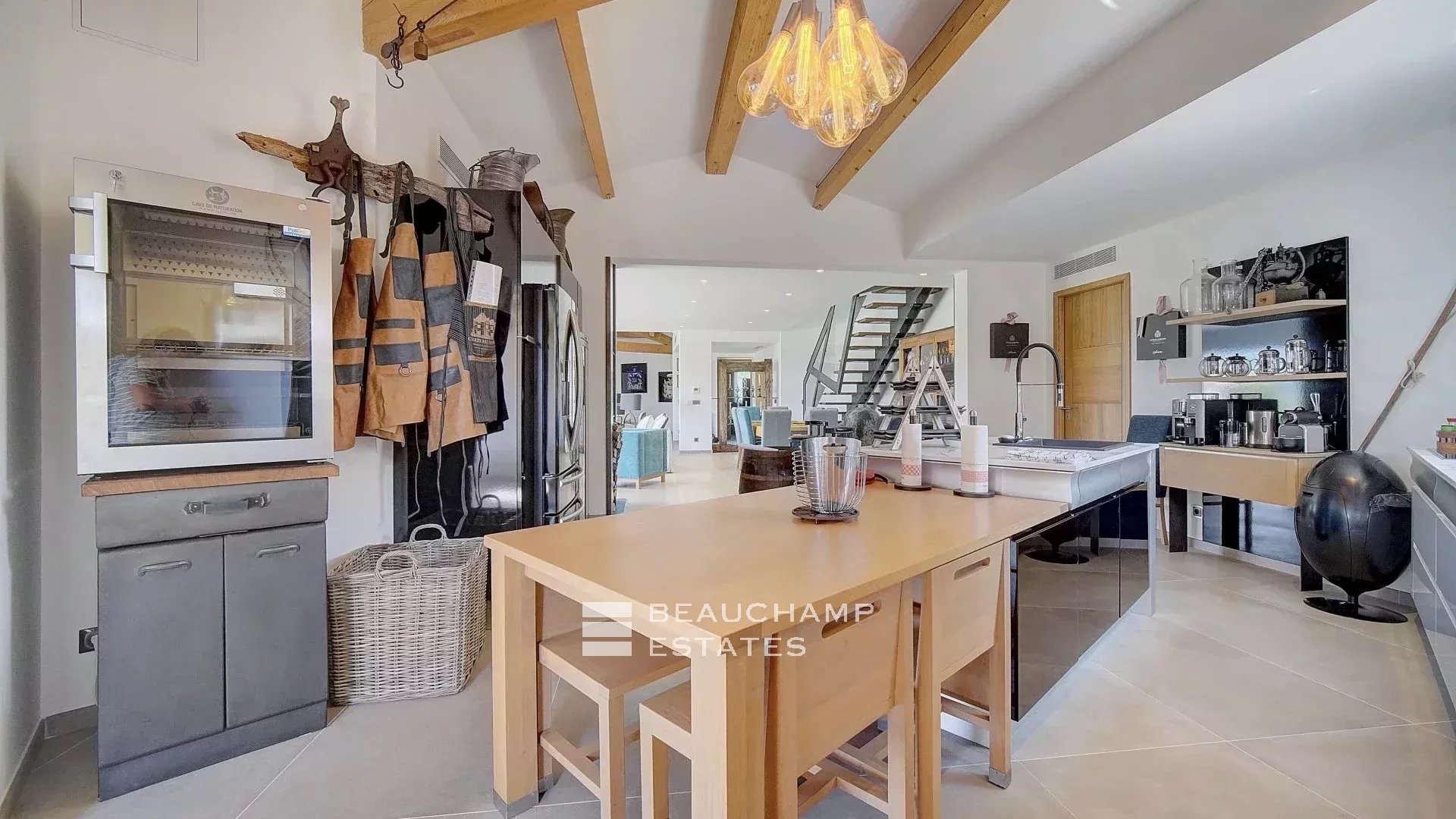 Villa contemporaine de 4 chambres nichée sur les collines de Saint-Paul-de-Vence Contemporary 4-bedroom villa nestled in the hills of Saint-Paul-de-Vence