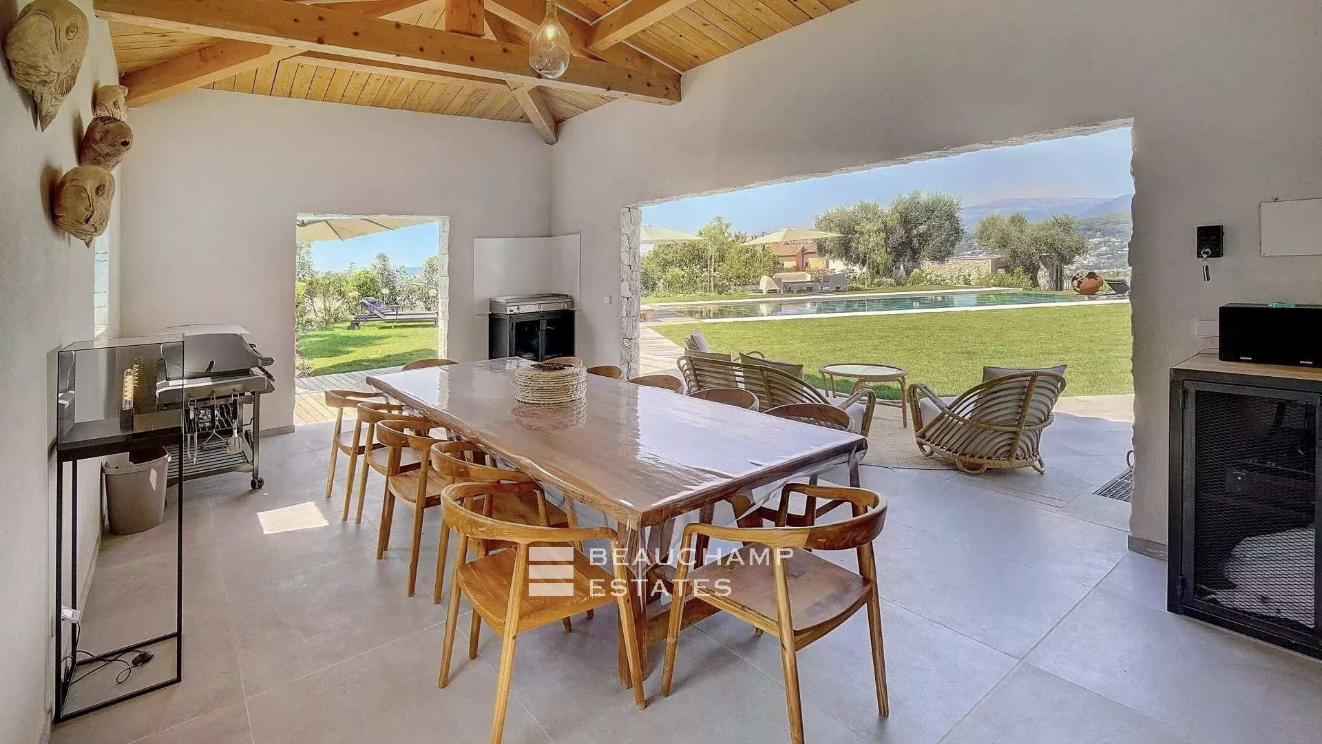 Villa contemporaine de 4 chambres nichée sur les collines de Saint-Paul-de-Vence Contemporary 4-bedroom villa nestled in the hills of Saint-Paul-de-Vence