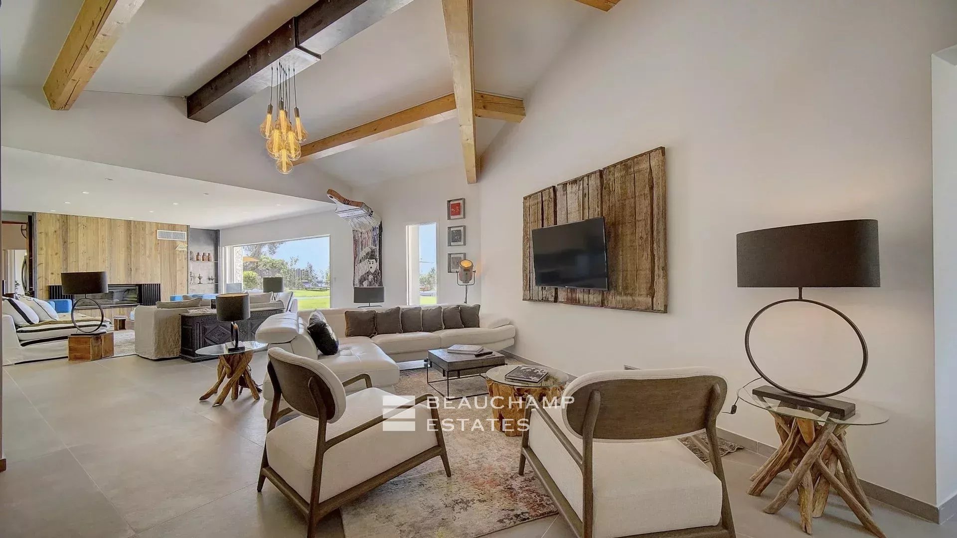 Villa contemporaine de 4 chambres nichée sur les collines de Saint-Paul-de-Vence Contemporary 4-bedroom villa nestled in the hills of Saint-Paul-de-Vence