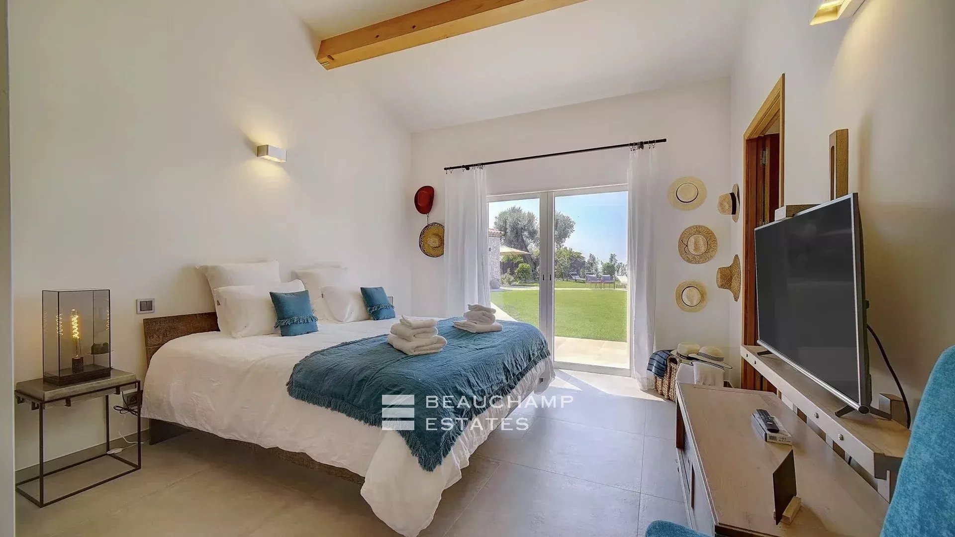 Villa contemporaine de 4 chambres nichée sur les collines de Saint-Paul-de-Vence Contemporary 4-bedroom villa nestled in the hills of Saint-Paul-de-Vence