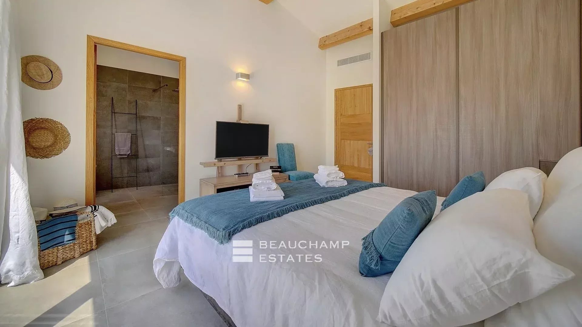 Villa contemporaine de 4 chambres nichée sur les collines de Saint-Paul-de-Vence Contemporary 4-bedroom villa nestled in the hills of Saint-Paul-de-Vence