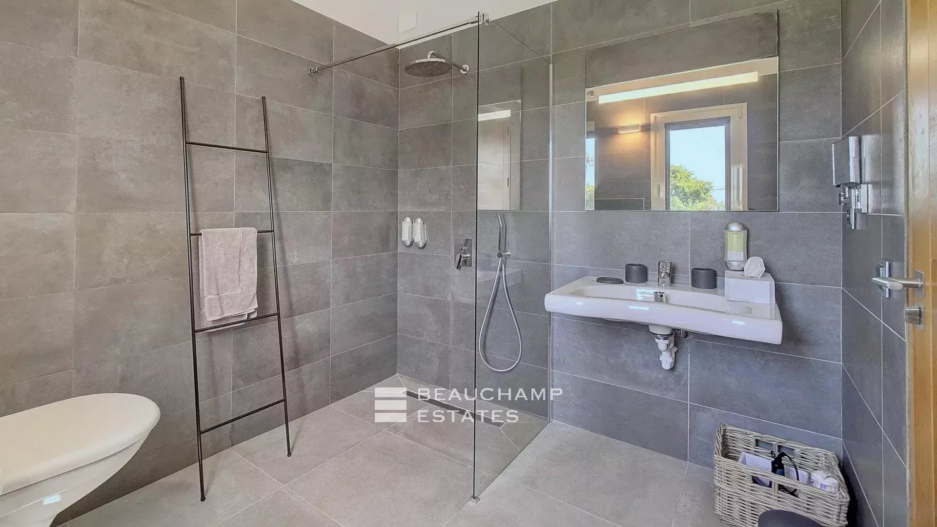 Villa contemporaine de 4 chambres nichée sur les collines de Saint-Paul-de-Vence Contemporary 4-bedroom villa nestled in the hills of Saint-Paul-de-Vence