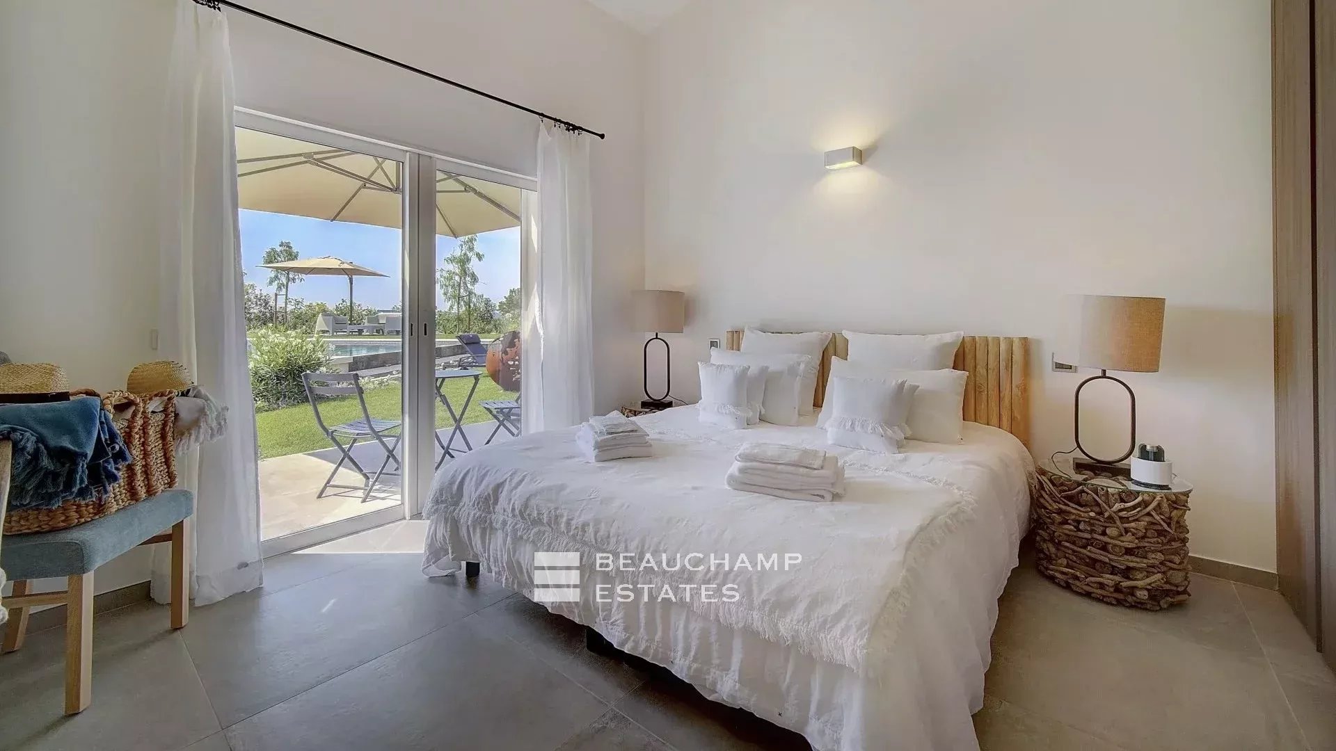 Villa contemporaine de 4 chambres nichée sur les collines de Saint-Paul-de-Vence Contemporary 4-bedroom villa nestled in the hills of Saint-Paul-de-Vence