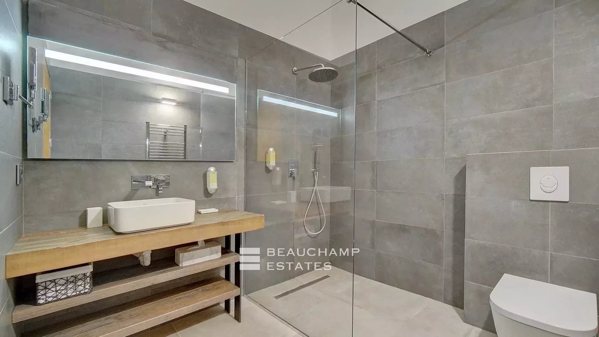 Villa contemporaine de 4 chambres nichée sur les collines de Saint-Paul-de-Vence Contemporary 4-bedroom villa nestled in the hills of Saint-Paul-de-Vence