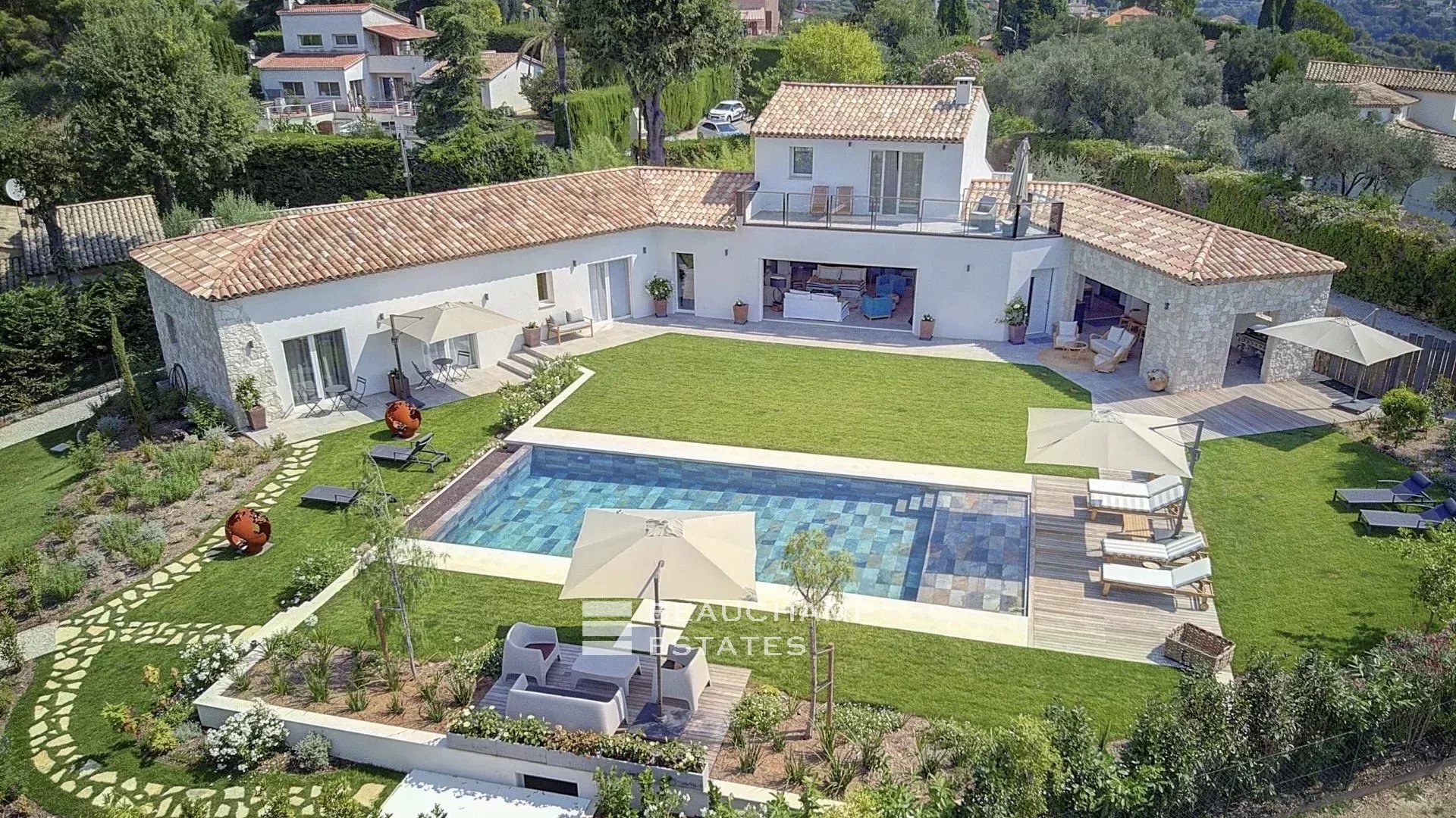 Villa contemporaine de 4 chambres nichée sur les collines de Saint-Paul-de-Vence Contemporary 4-bedroom villa nestled in the hills of Saint-Paul-de-Vence