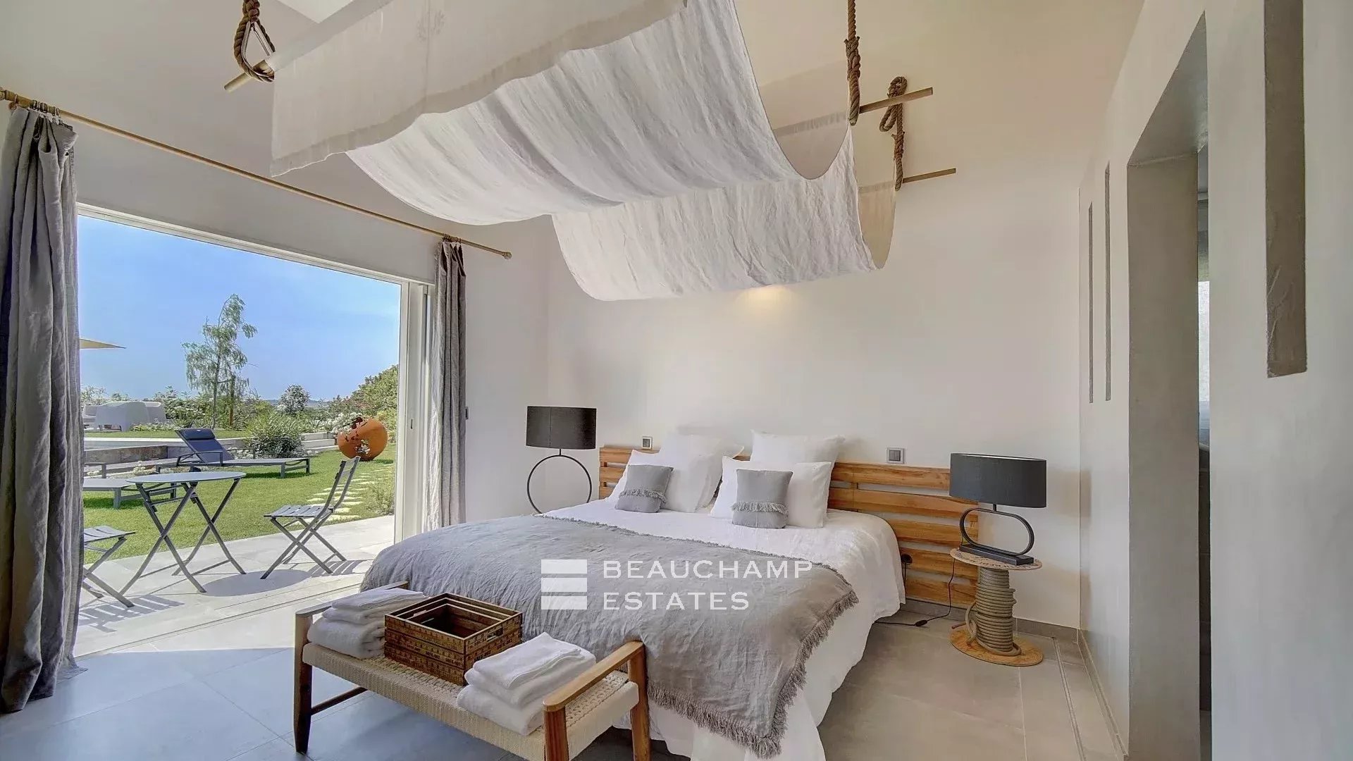 Villa contemporaine de 4 chambres nichée sur les collines de Saint-Paul-de-Vence Contemporary 4-bedroom villa nestled in the hills of Saint-Paul-de-Vence