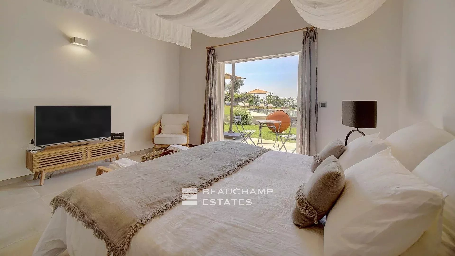 Villa contemporaine de 4 chambres nichée sur les collines de Saint-Paul-de-Vence Contemporary 4-bedroom villa nestled in the hills of Saint-Paul-de-Vence