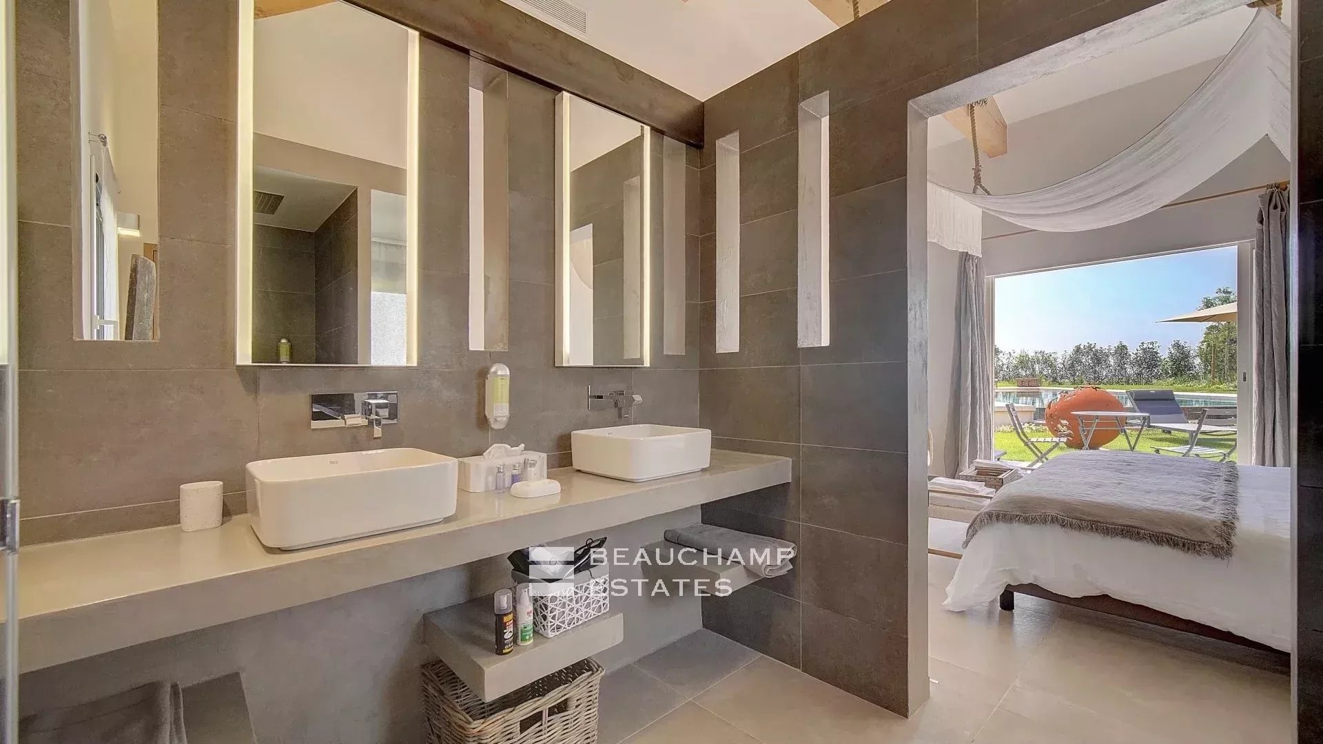 Villa contemporaine de 4 chambres nichée sur les collines de Saint-Paul-de-Vence Contemporary 4-bedroom villa nestled in the hills of Saint-Paul-de-Vence