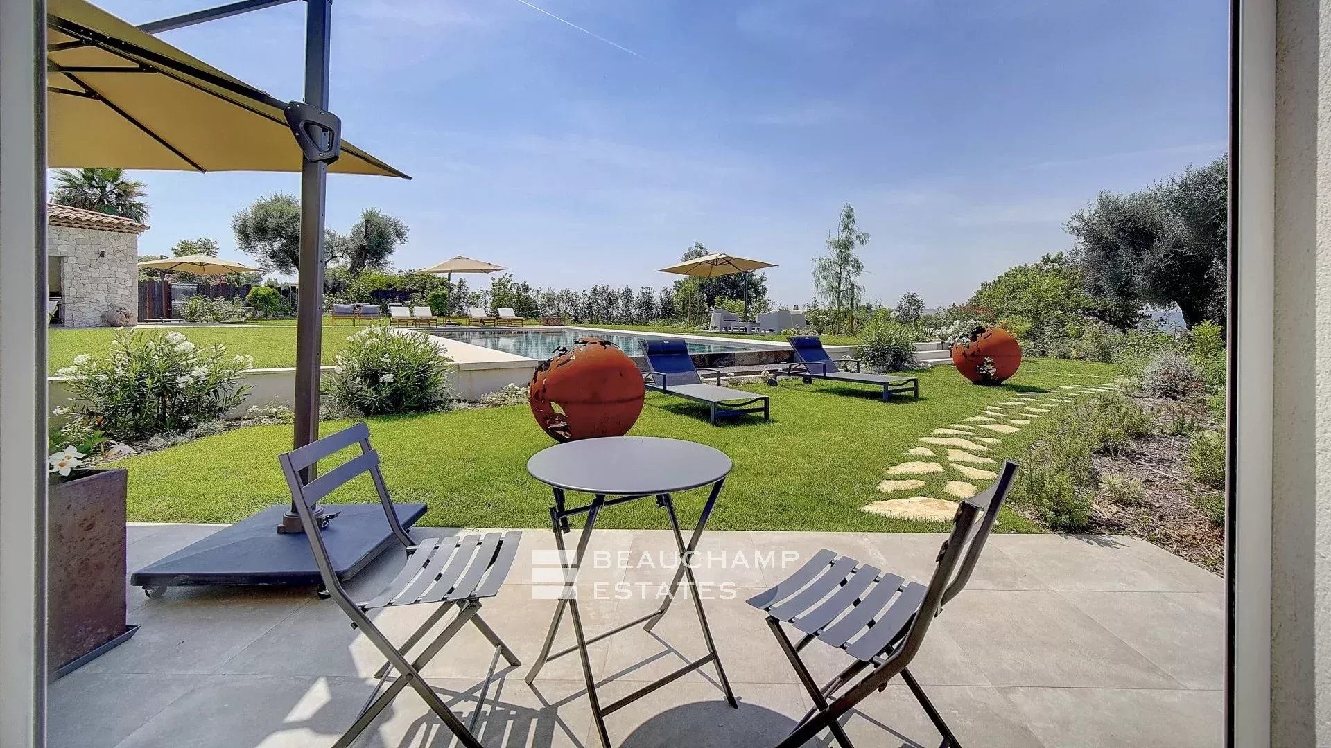 Villa contemporaine de 4 chambres nichée sur les collines de Saint-Paul-de-Vence Contemporary 4-bedroom villa nestled in the hills of Saint-Paul-de-Vence