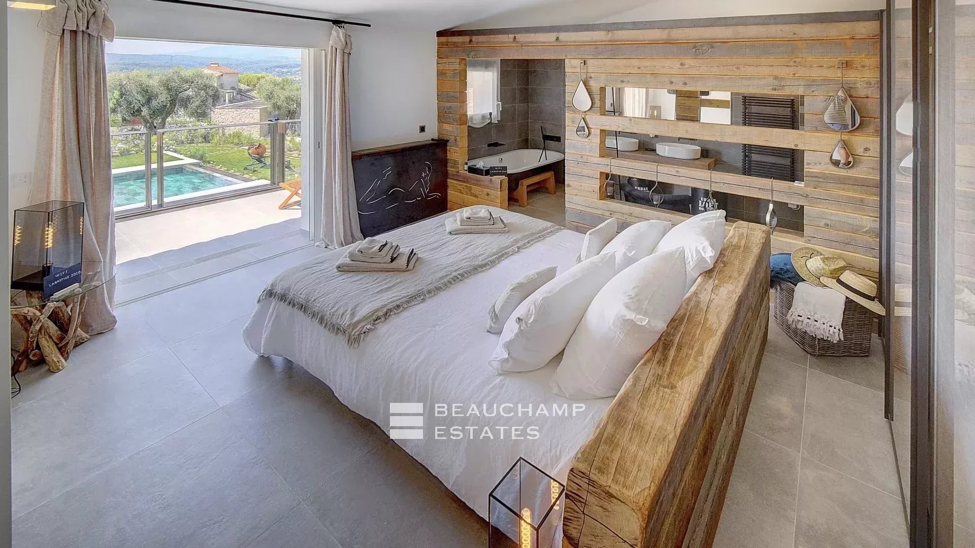 Villa contemporaine de 4 chambres nichée sur les collines de Saint-Paul-de-Vence Contemporary 4-bedroom villa nestled in the hills of Saint-Paul-de-Vence