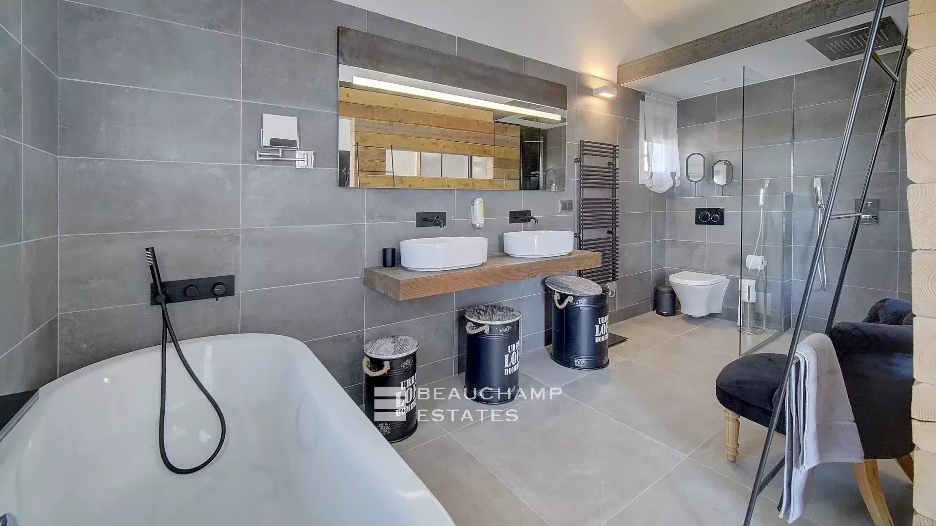 Villa contemporaine de 4 chambres nichée sur les collines de Saint-Paul-de-Vence Contemporary 4-bedroom villa nestled in the hills of Saint-Paul-de-Vence