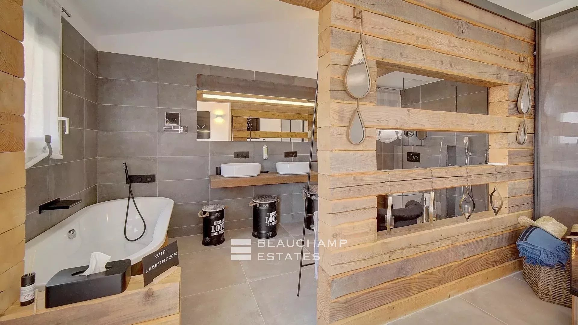 Villa contemporaine de 4 chambres nichée sur les collines de Saint-Paul-de-Vence Contemporary 4-bedroom villa nestled in the hills of Saint-Paul-de-Vence