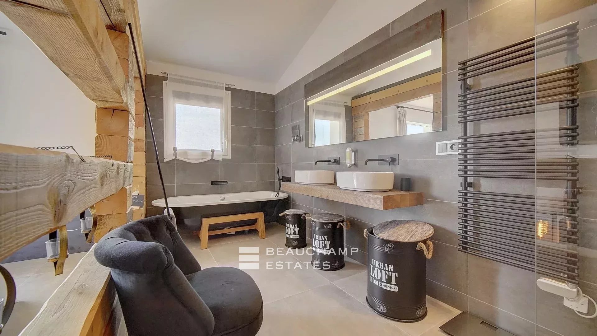 Villa contemporaine de 4 chambres nichée sur les collines de Saint-Paul-de-Vence Contemporary 4-bedroom villa nestled in the hills of Saint-Paul-de-Vence