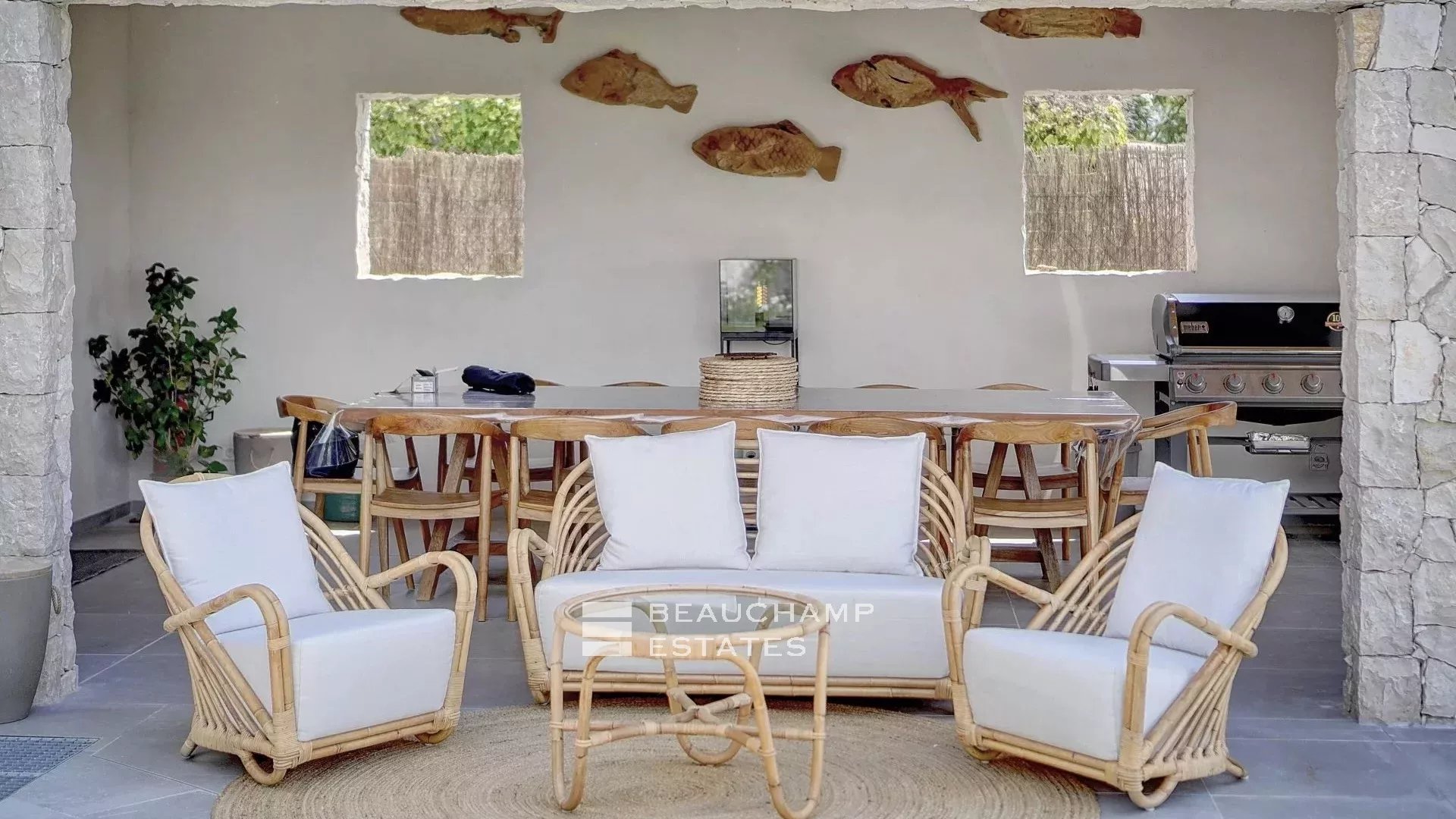 Villa contemporaine de 4 chambres nichée sur les collines de Saint-Paul-de-Vence Contemporary 4-bedroom villa nestled in the hills of Saint-Paul-de-Vence