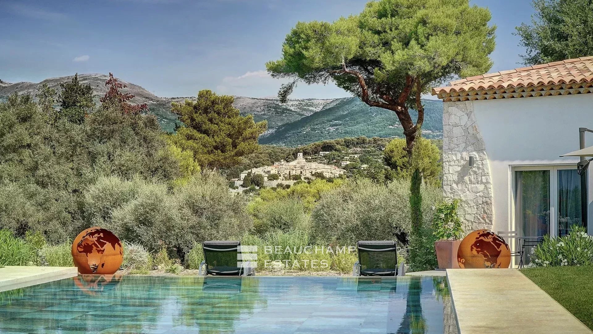 Villa contemporaine de 4 chambres nichée sur les collines de Saint-Paul-de-Vence Contemporary 4-bedroom villa nestled in the hills of Saint-Paul-de-Vence