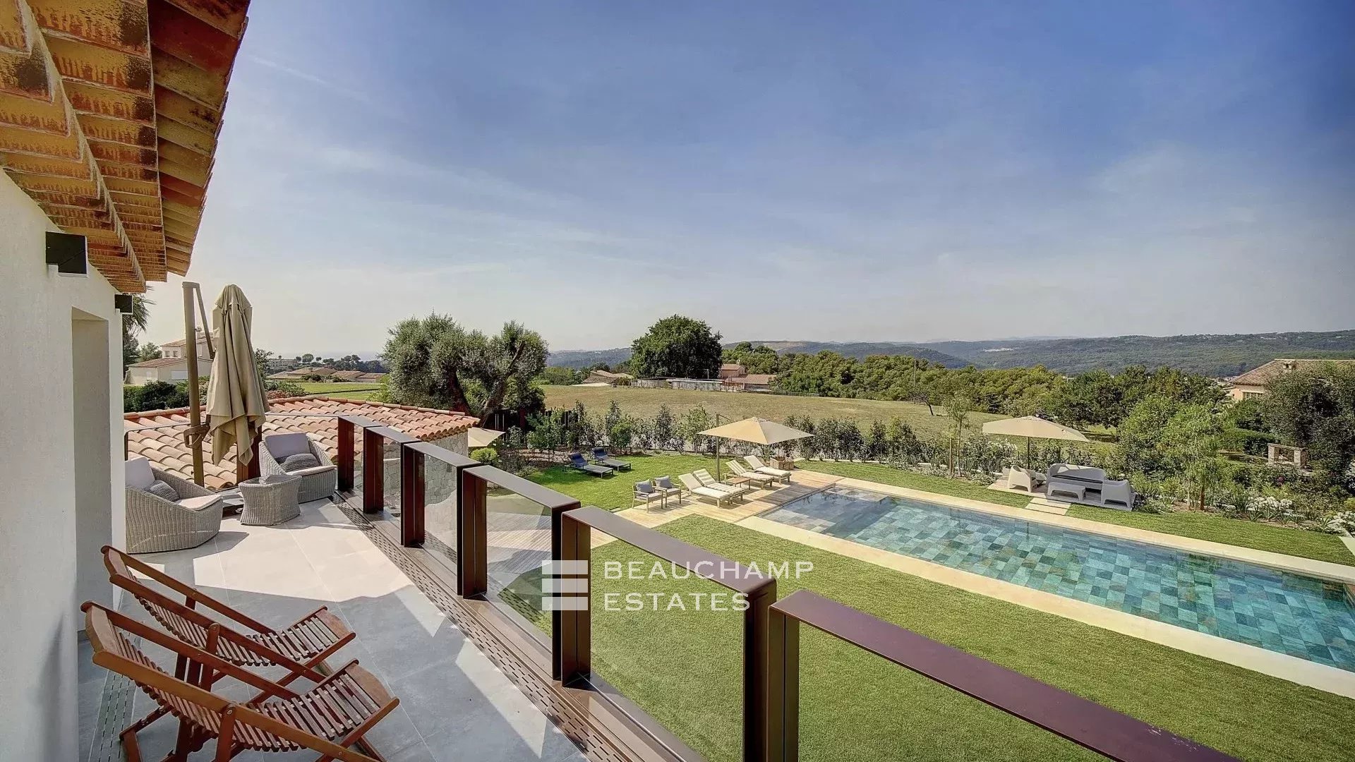 Villa contemporaine de 4 chambres nichée sur les collines de Saint-Paul-de-Vence Contemporary 4-bedroom villa nestled in the hills of Saint-Paul-de-Vence