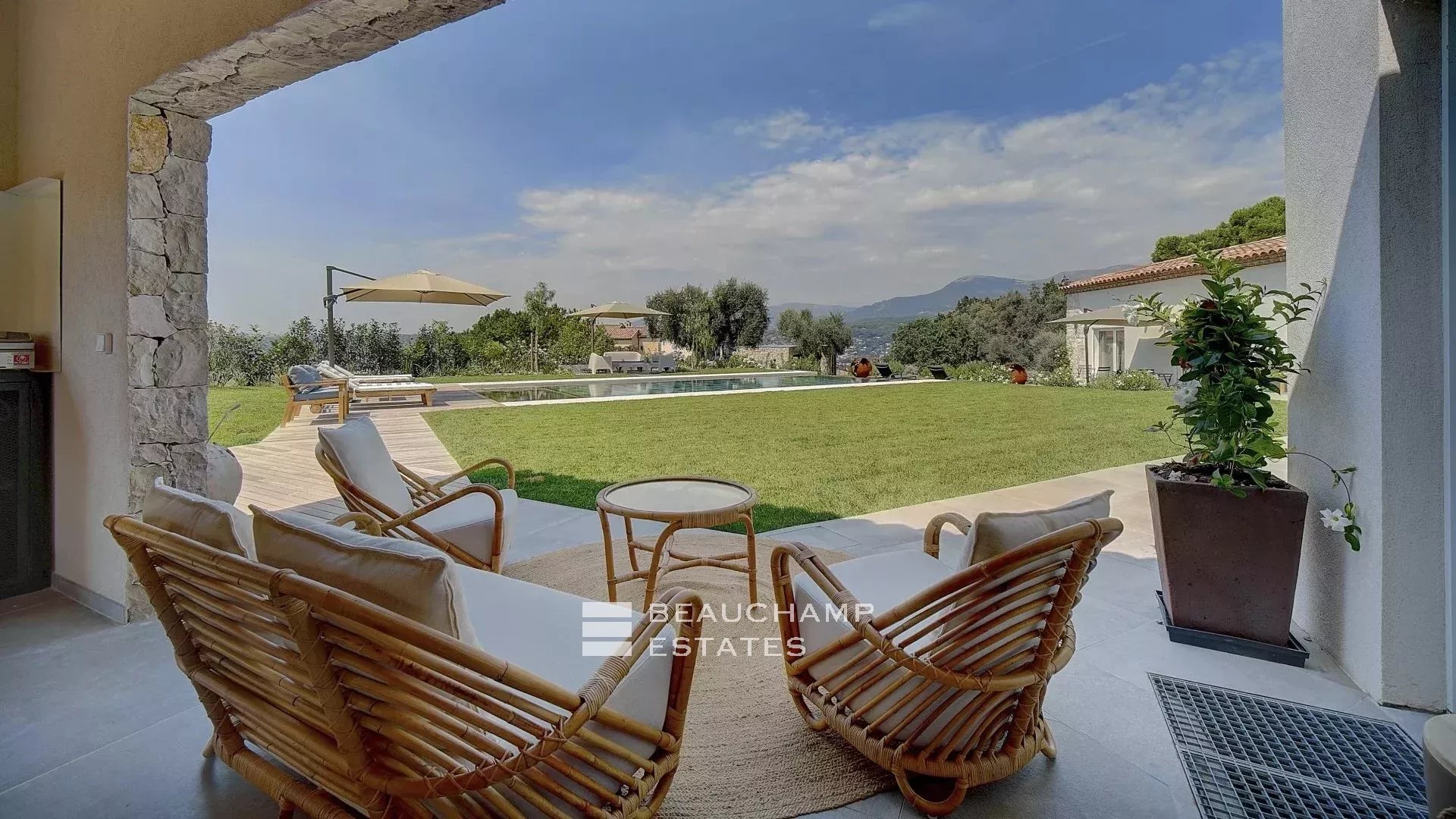 Villa contemporaine de 4 chambres nichée sur les collines de Saint-Paul-de-Vence Contemporary 4-bedroom villa nestled in the hills of Saint-Paul-de-Vence