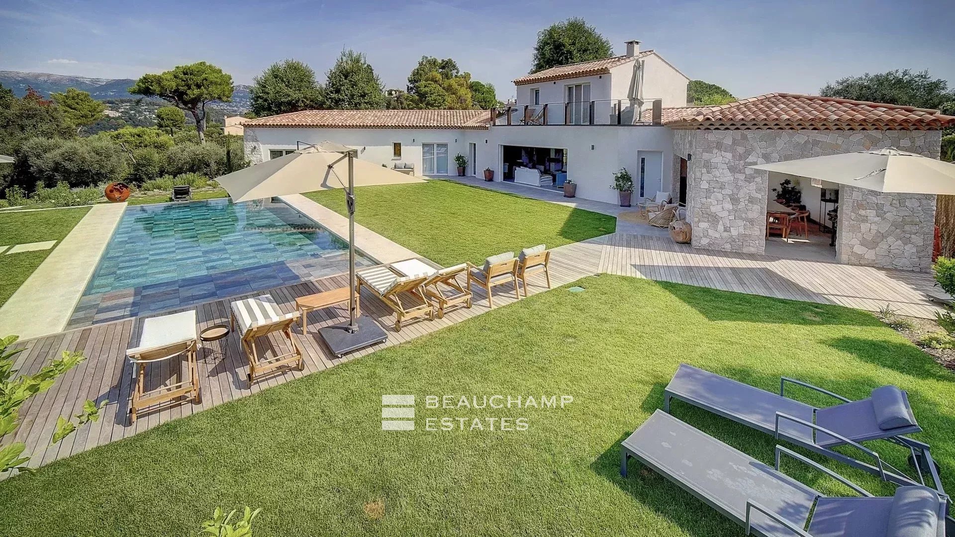 Villa contemporaine de 4 chambres nichée sur les collines de Saint-Paul-de-Vence Contemporary 4-bedroom villa nestled in the hills of Saint-Paul-de-Vence