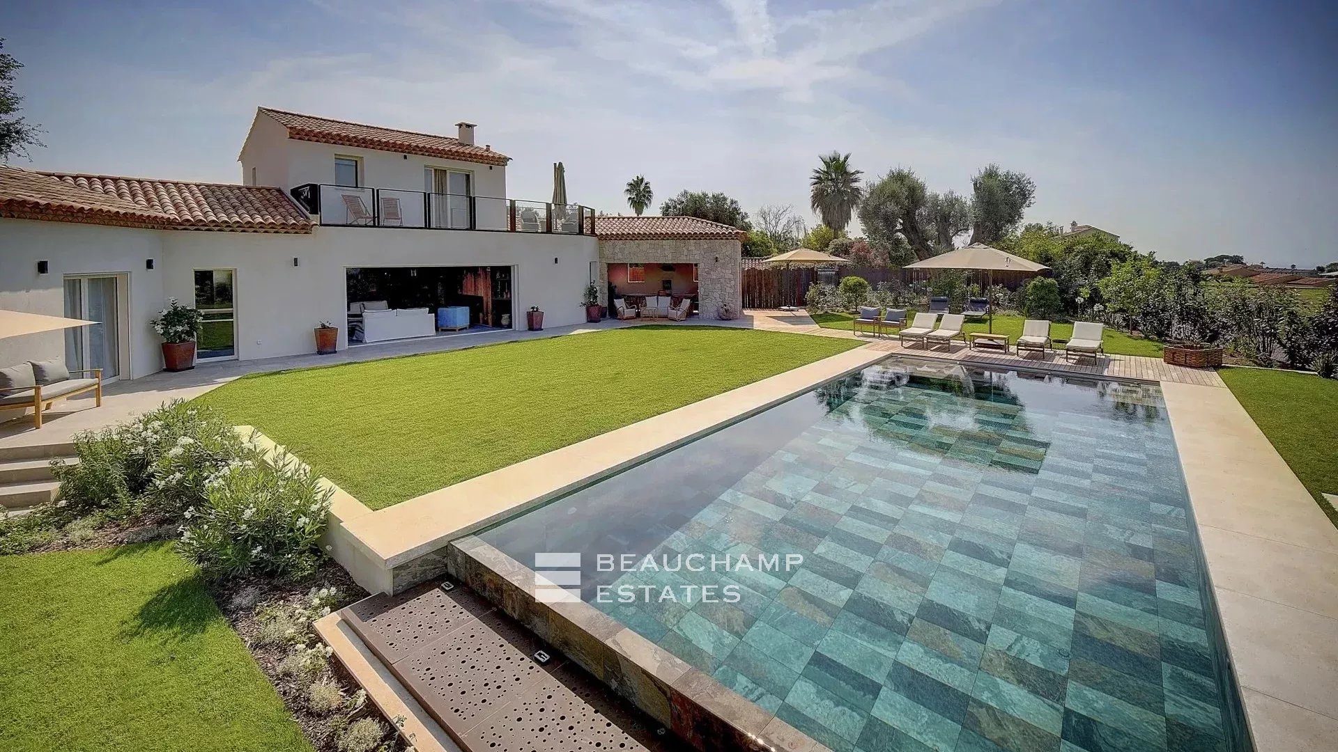 Villa contemporaine de 4 chambres nichée sur les collines de Saint-Paul-de-Vence Contemporary 4-bedroom villa nestled in the hills of Saint-Paul-de-Vence