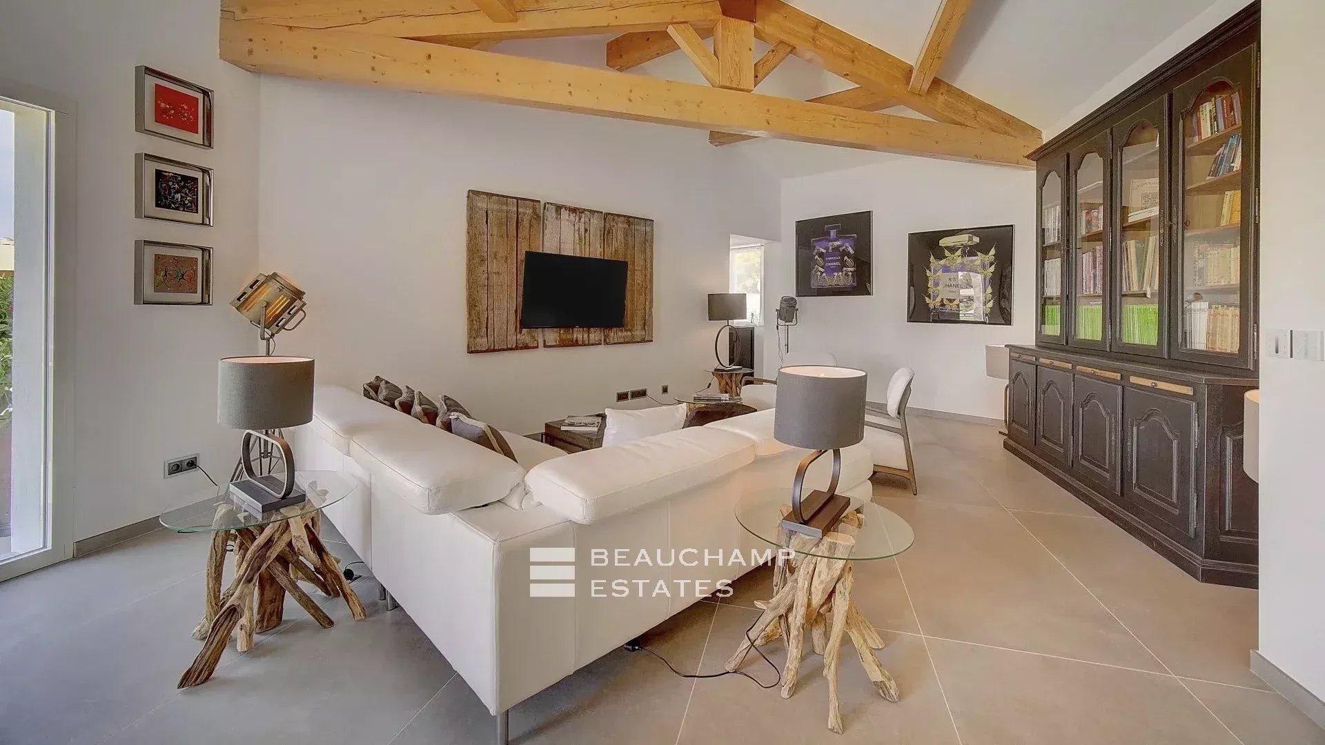 Villa contemporaine de 4 chambres nichée sur les collines de Saint-Paul-de-Vence Contemporary 4-bedroom villa nestled in the hills of Saint-Paul-de-Vence