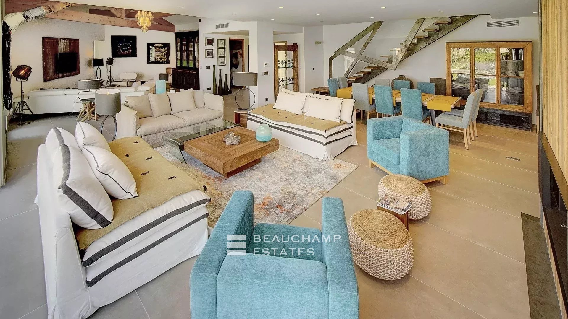 Villa contemporaine de 4 chambres nichée sur les collines de Saint-Paul-de-Vence Contemporary 4-bedroom villa nestled in the hills of Saint-Paul-de-Vence