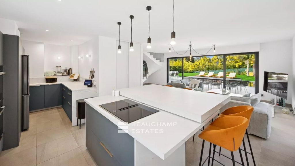 Contemporary 4-Bedroom villa with pool – La Roquette-sur-Siagne