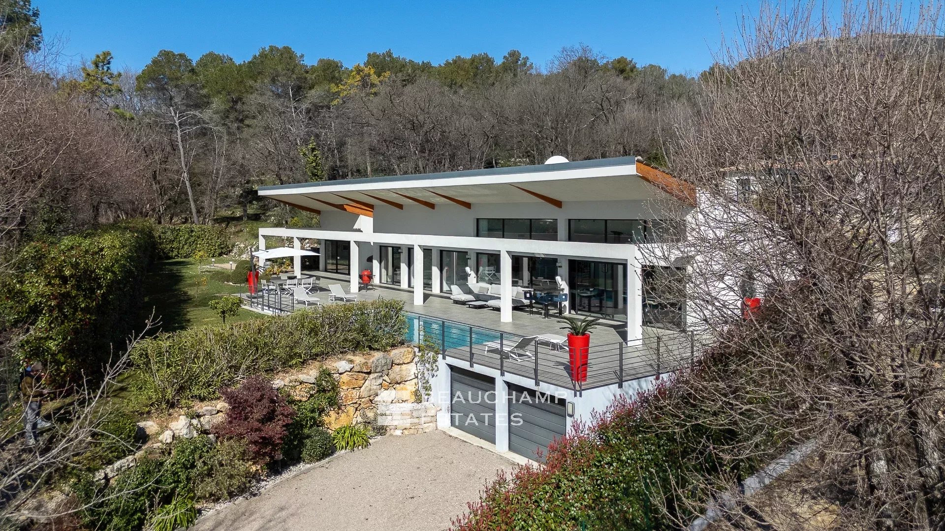 Villa contemporaine localisée à Roquefort-les-Pins de 4 chambres avec piscine contemporary 4-bedroom villa with swimming pool in Roquefort-les-Pins