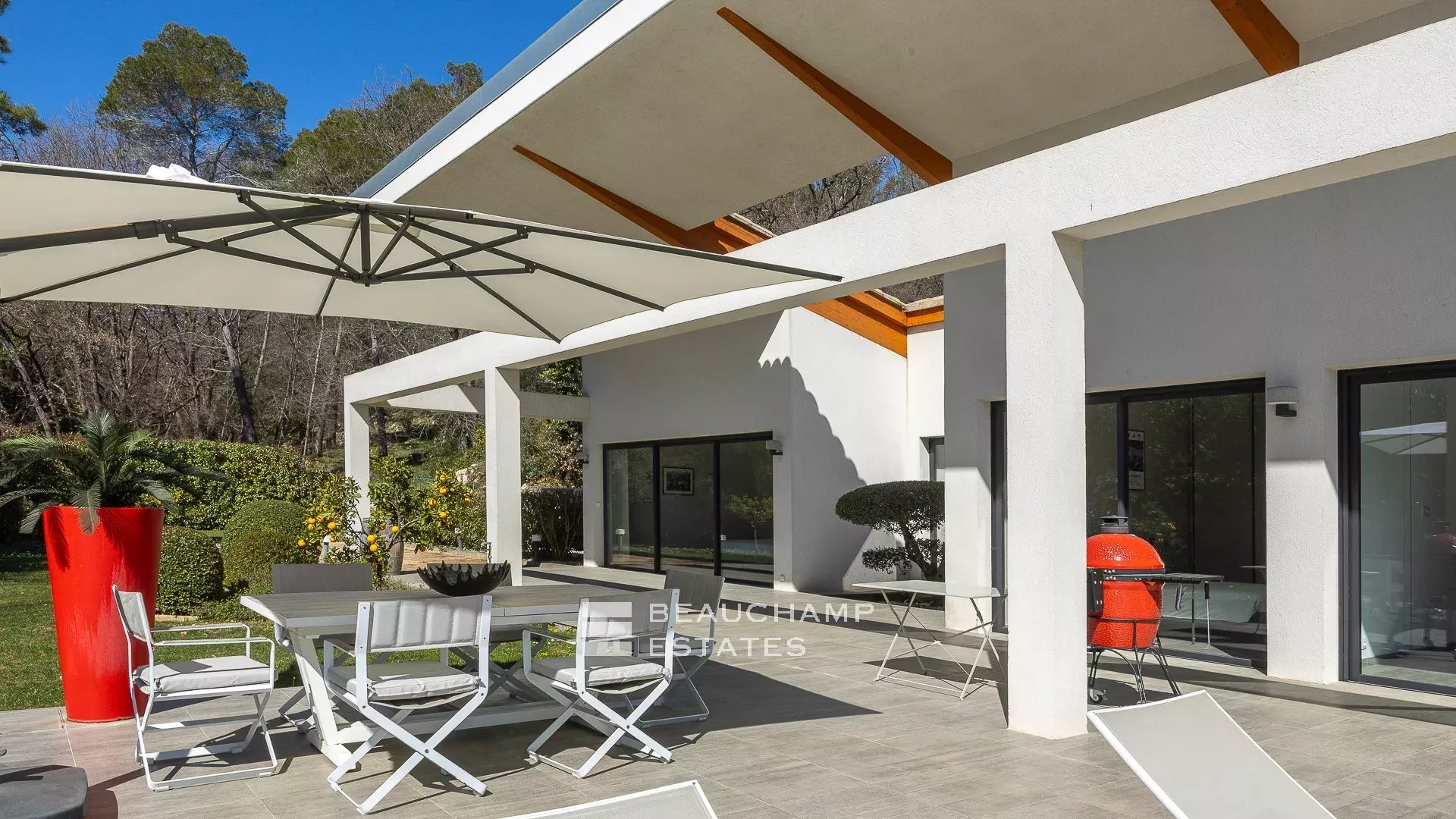 Villa contemporaine localisée à Roquefort-les-Pins de 4 chambres avec piscine contemporary 4-bedroom villa with swimming pool in Roquefort-les-Pins