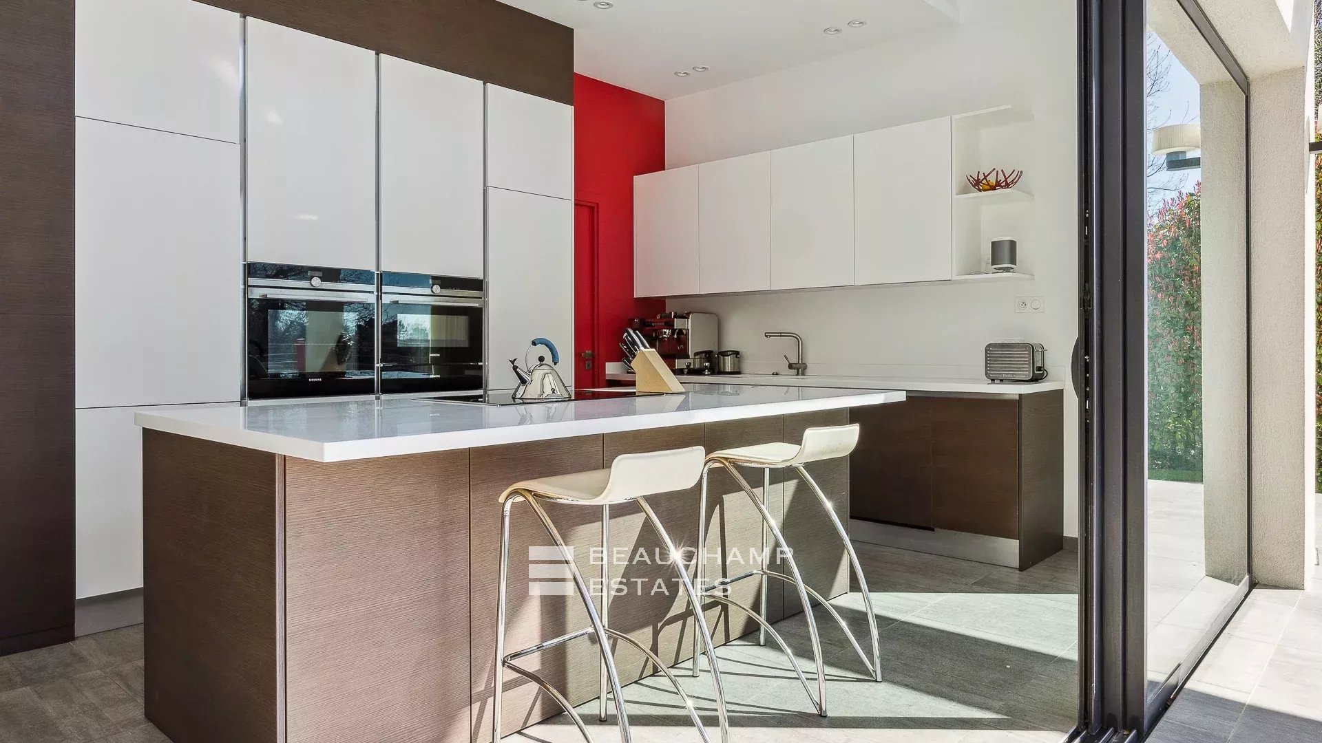 Villa contemporaine localisée à Roquefort-les-Pins de 4 chambres avec piscine contemporary 4-bedroom villa with swimming pool in Roquefort-les-Pins