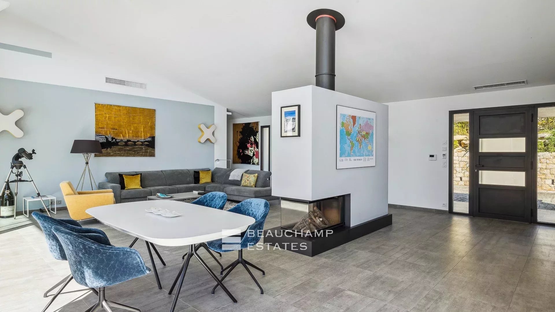 Villa contemporaine localisée à Roquefort-les-Pins de 4 chambres avec piscine contemporary 4-bedroom villa with swimming pool in Roquefort-les-Pins